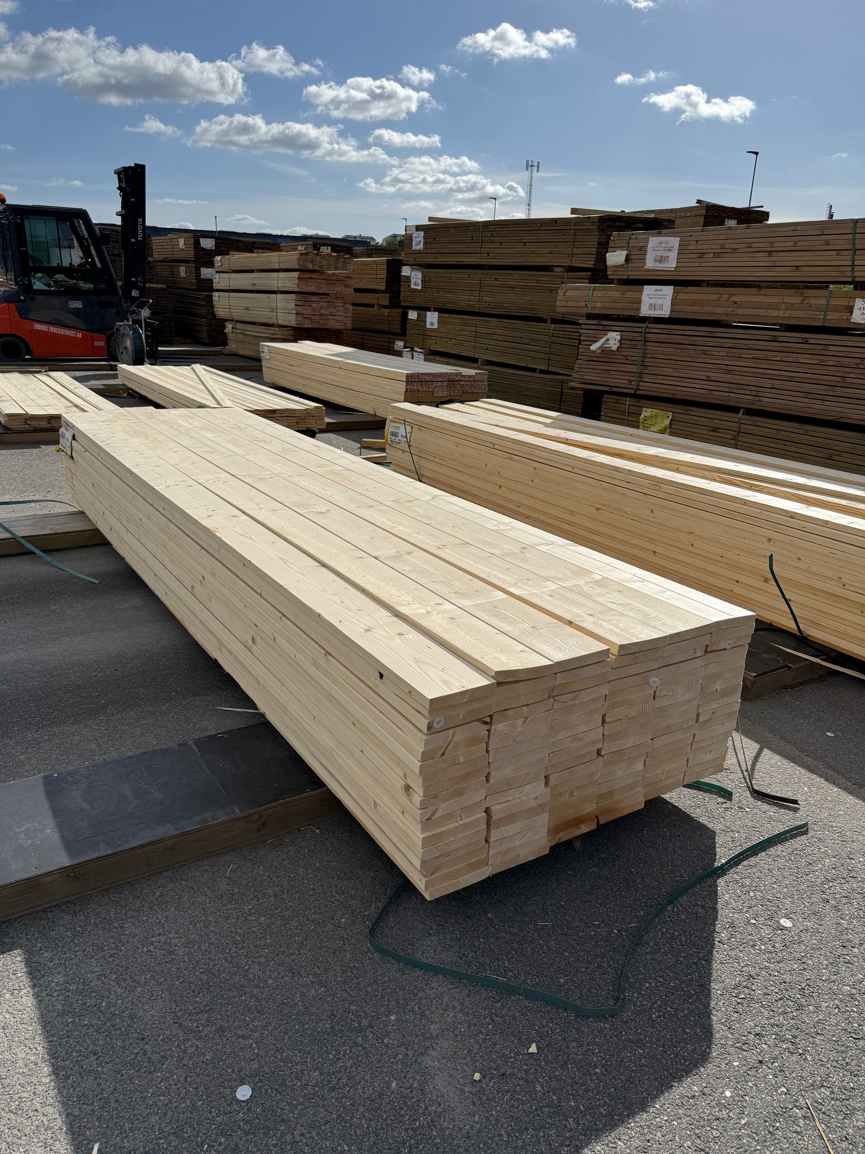Paket Finsågade Brädor 28x170mm, 102st 3,90m (revor)