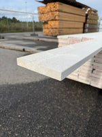 Finsågade Brädor 22x145mm 4,50m – Grundmålade (Säljs per styck)