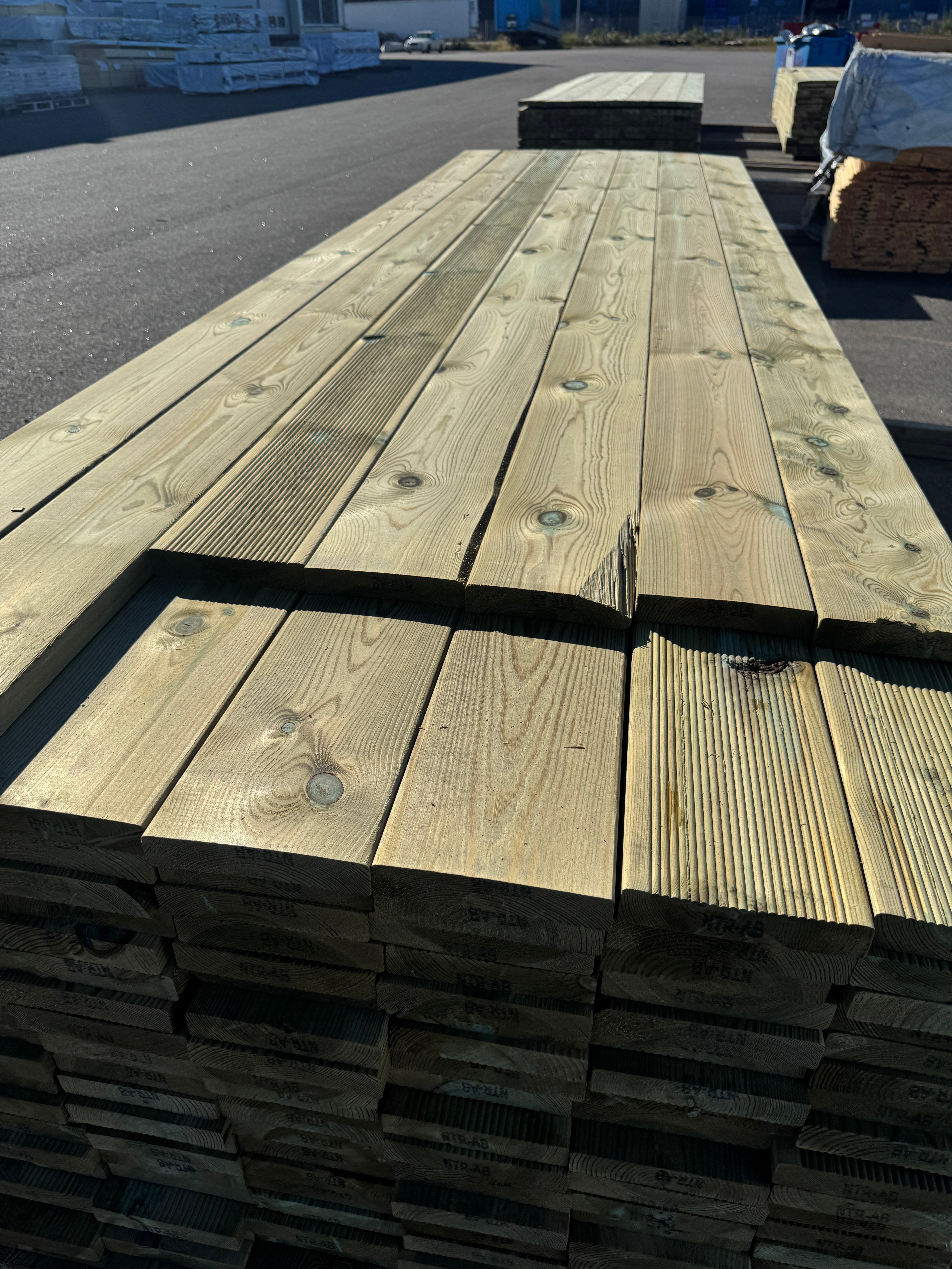 Paket Rillad Trall 28x145mm – 168 st (3,30–3,60 m, furu, NTR AB, B-sort)