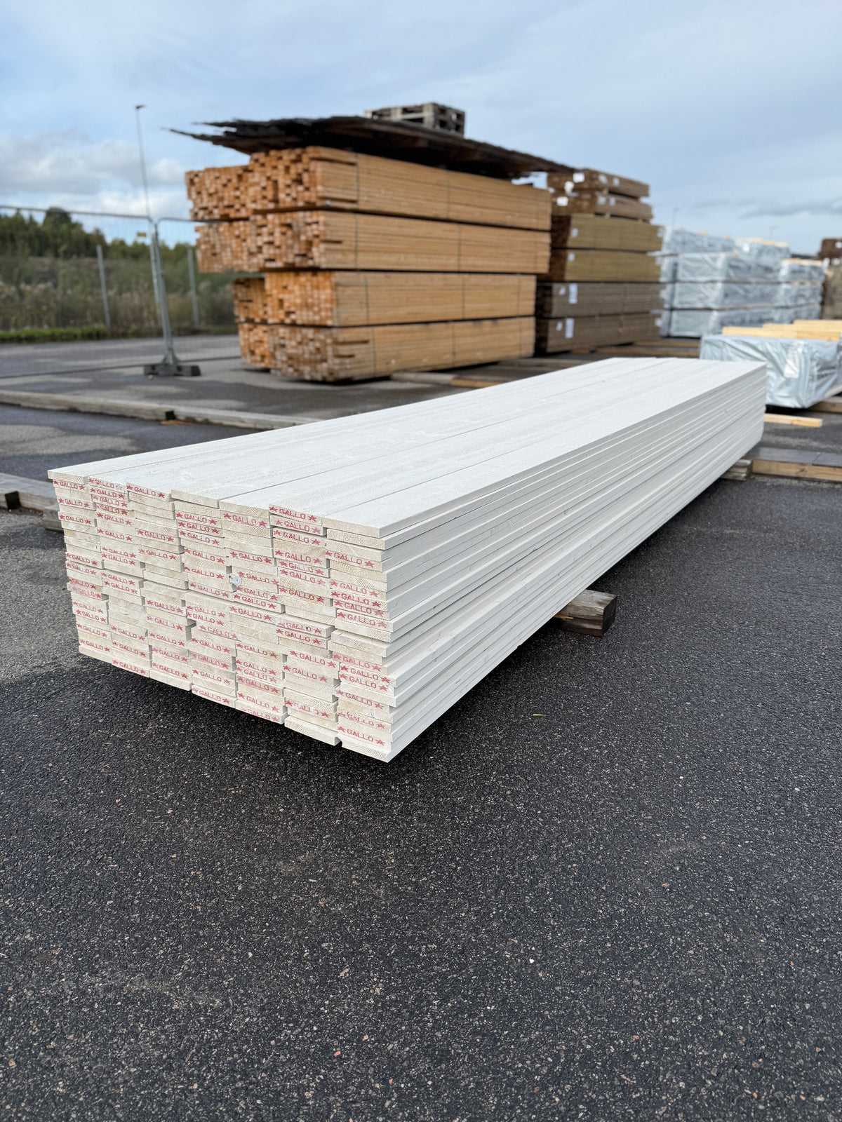 Finsågade Brädor 22x145mm 4,50m – Grundmålade (Säljs per styck)