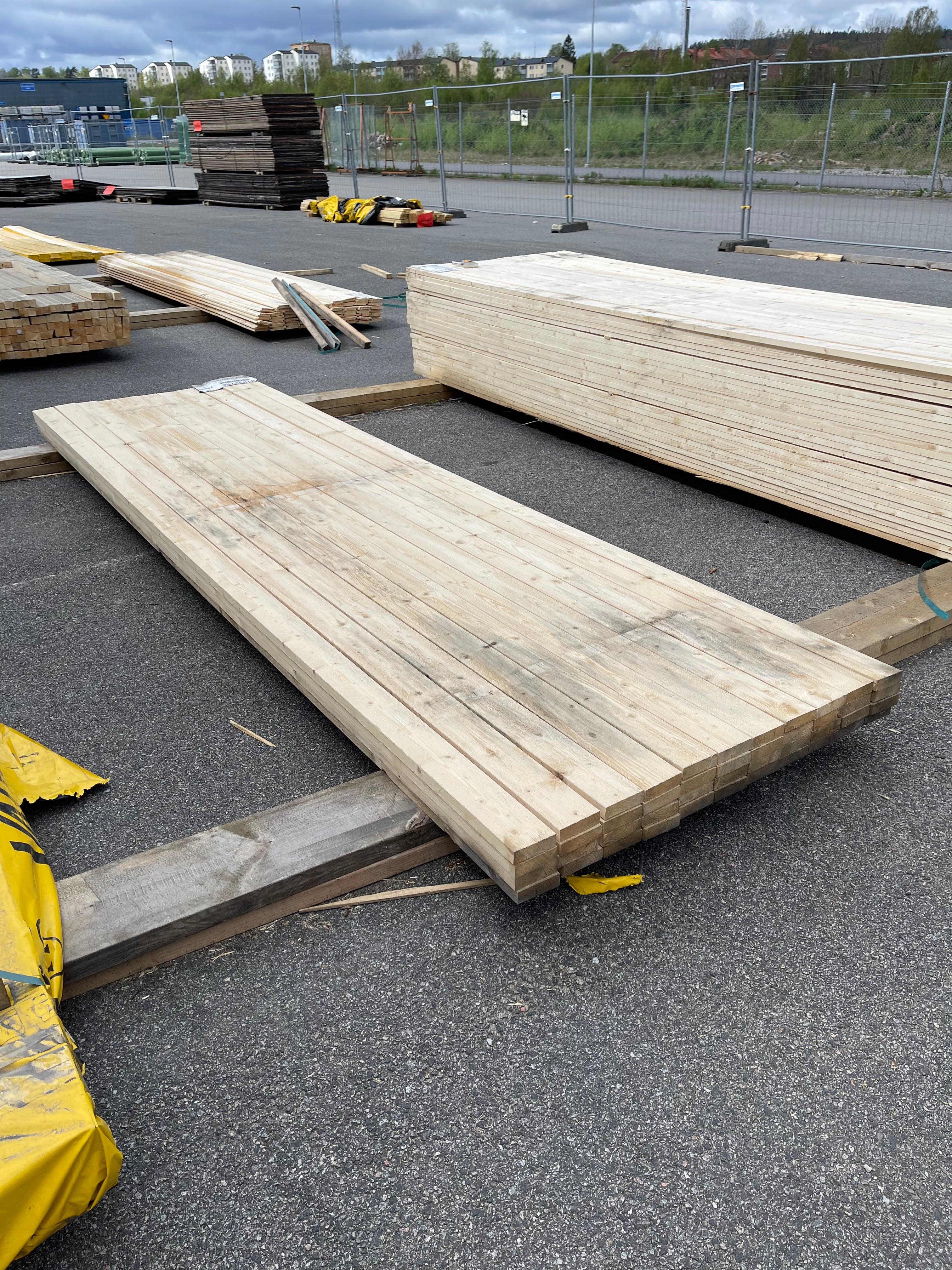 Paket Finsågade Brädor Gran 28x95 mm – 3,90 m – 44 st – Obehandlad MÖGEL