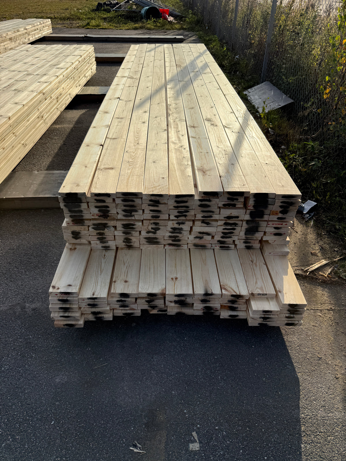 Paket Obehandlad Rillad Furu Trall 28×120 mm (4,50–4,80 m) 135 st