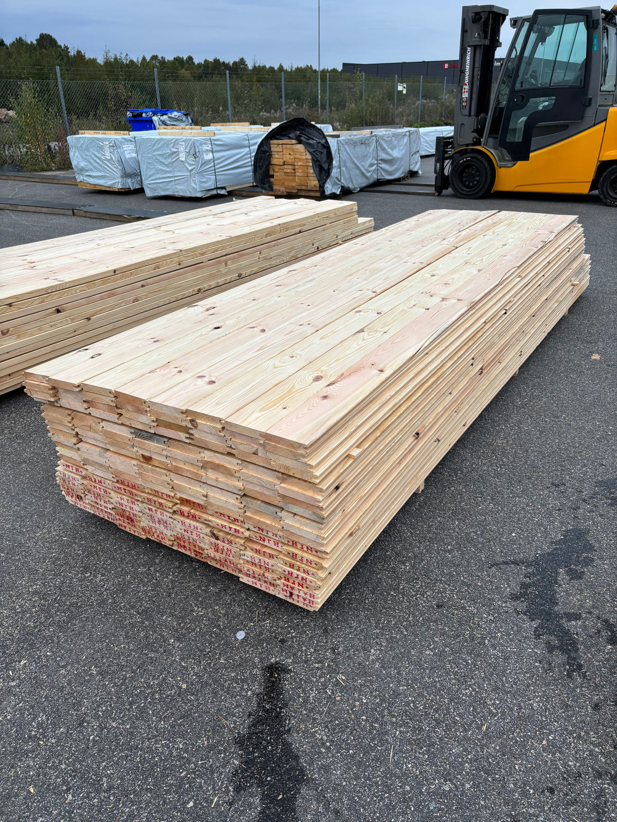 Paket Spontade Furu Brädor 27x145mm 3,60–3,90m – 144st (Andra Sortering)