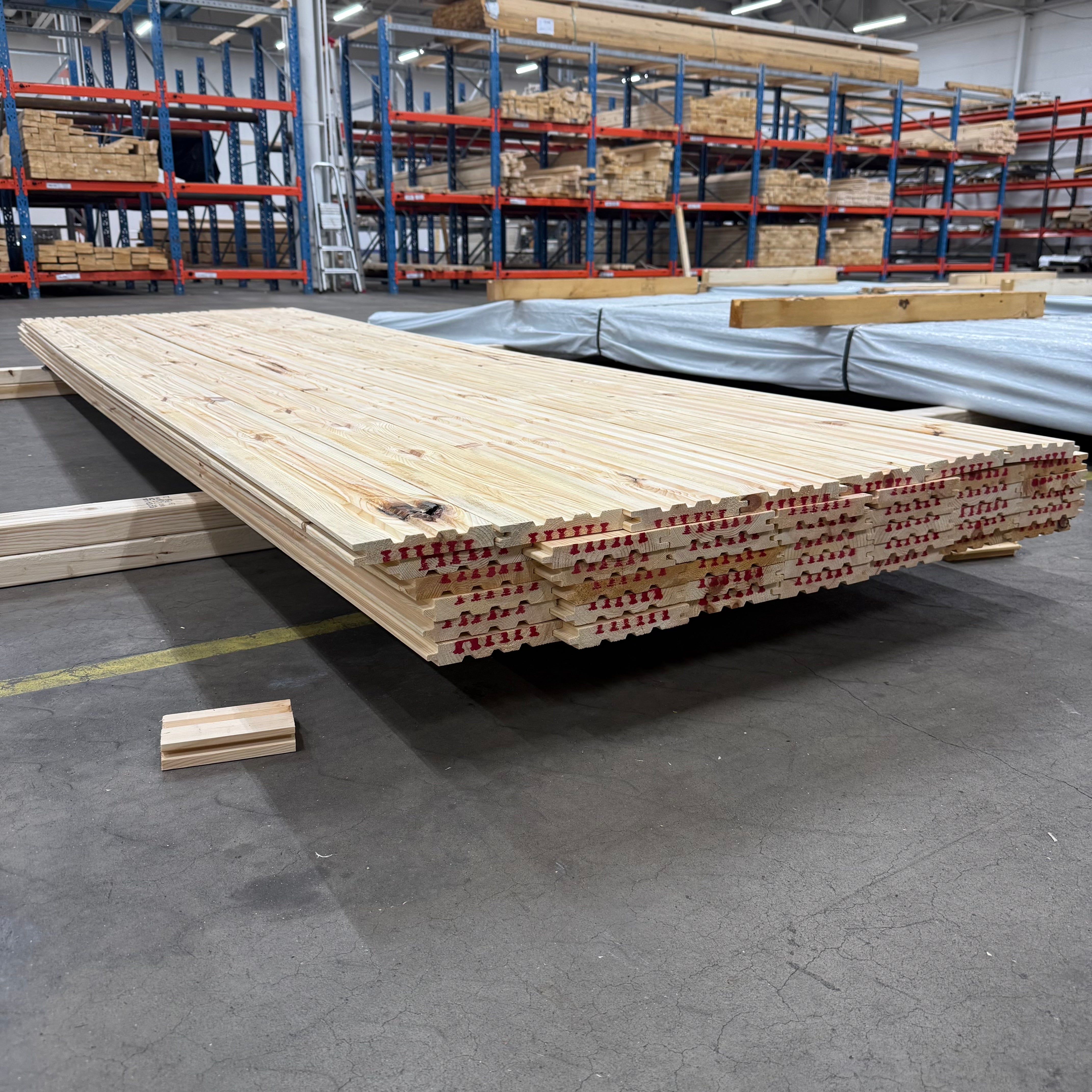 Paket Golvträ 22x148mm Furu med fas – 42 st (3,3–3,9 m, utskott)