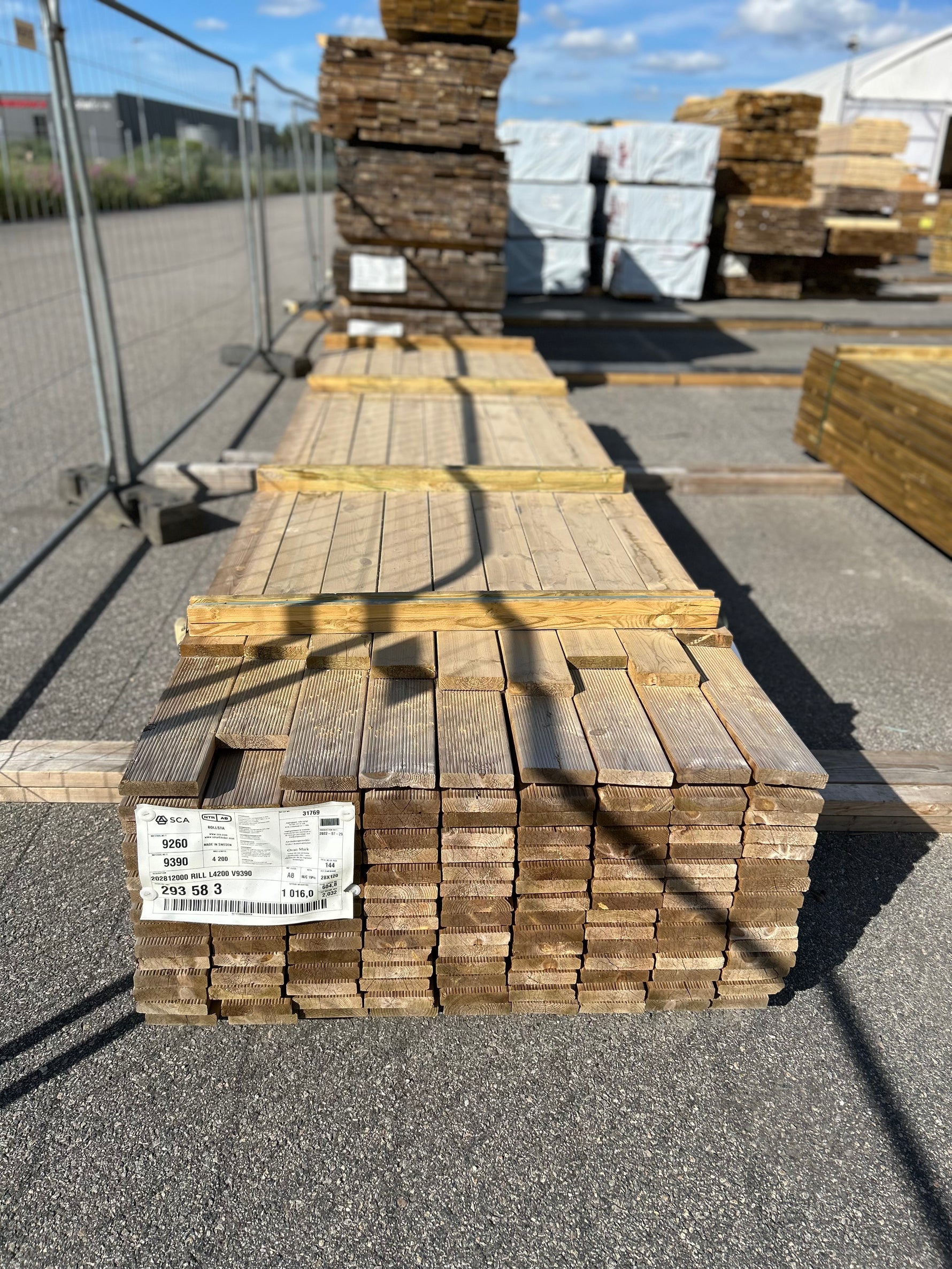 Paket Tryckimpregnerad Rillad Trall 28x120mm 3,90–4,20m 144st Väderbitet