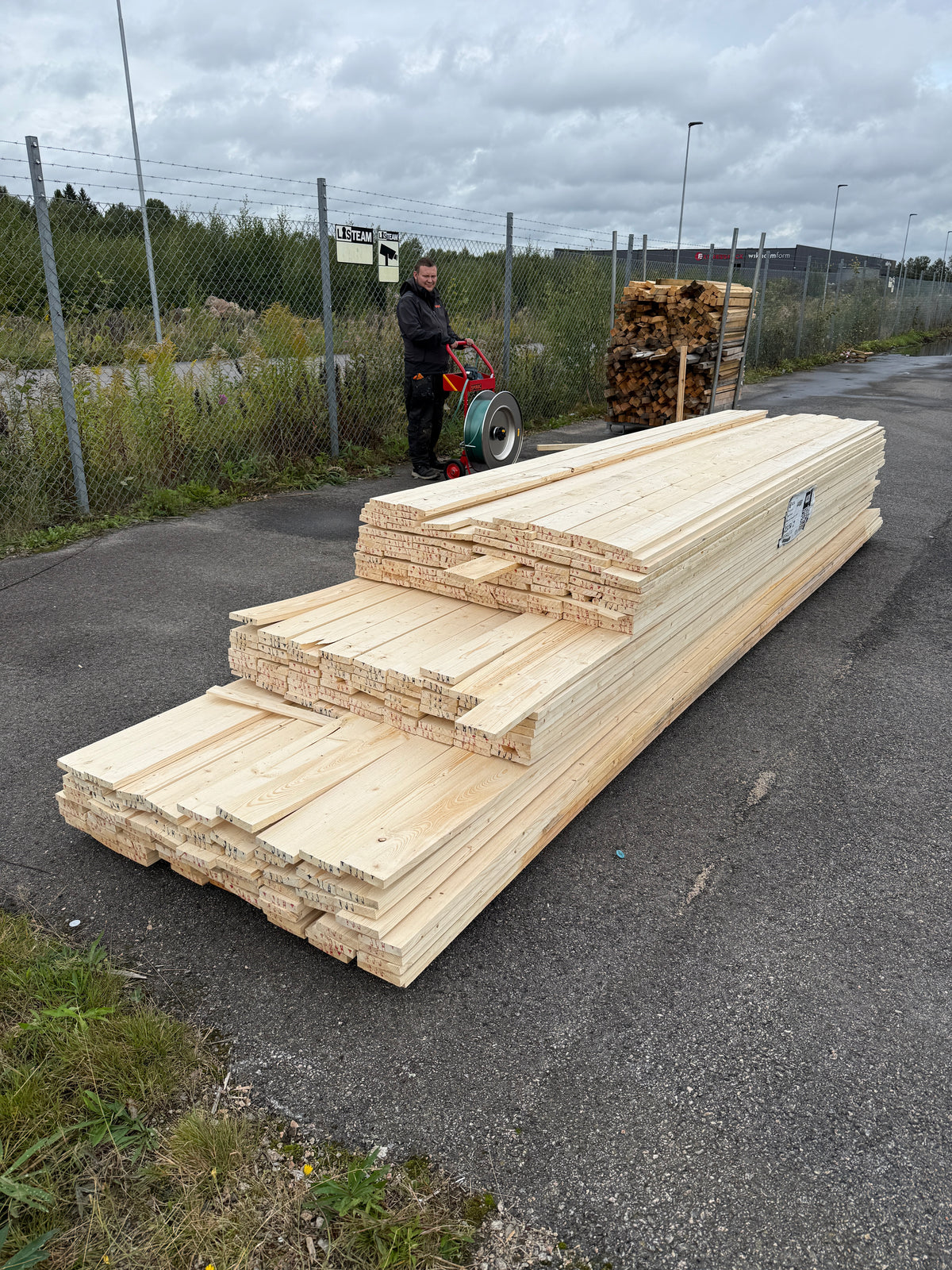 Parti Finsågade Brädor 22x120 mm – 3.60-4.80m (Andra sortering)