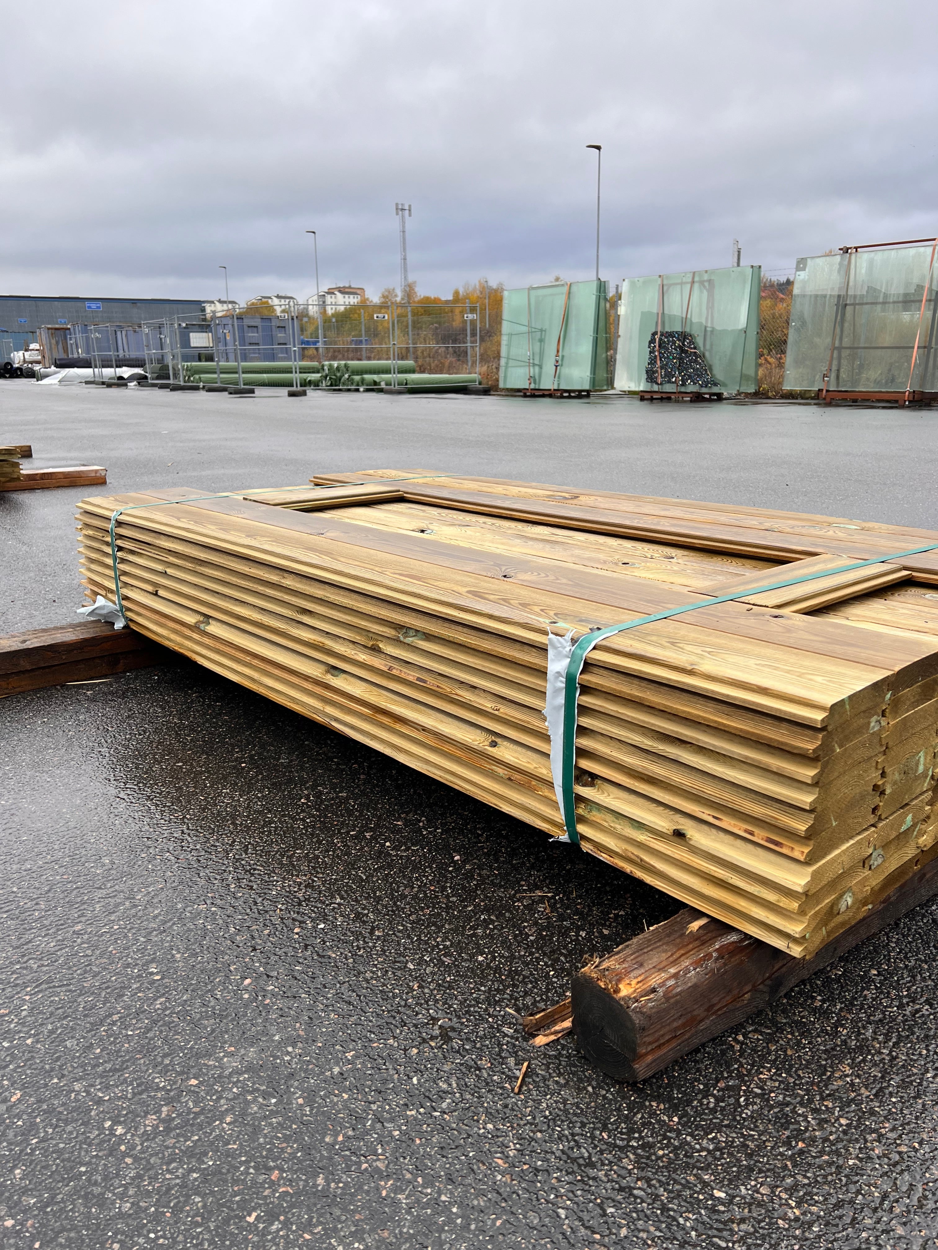 Paket Spontad Panel Hyvlad 28x145mm – 77 st (2,0 m, Tryckimpregnerad, B-sort)