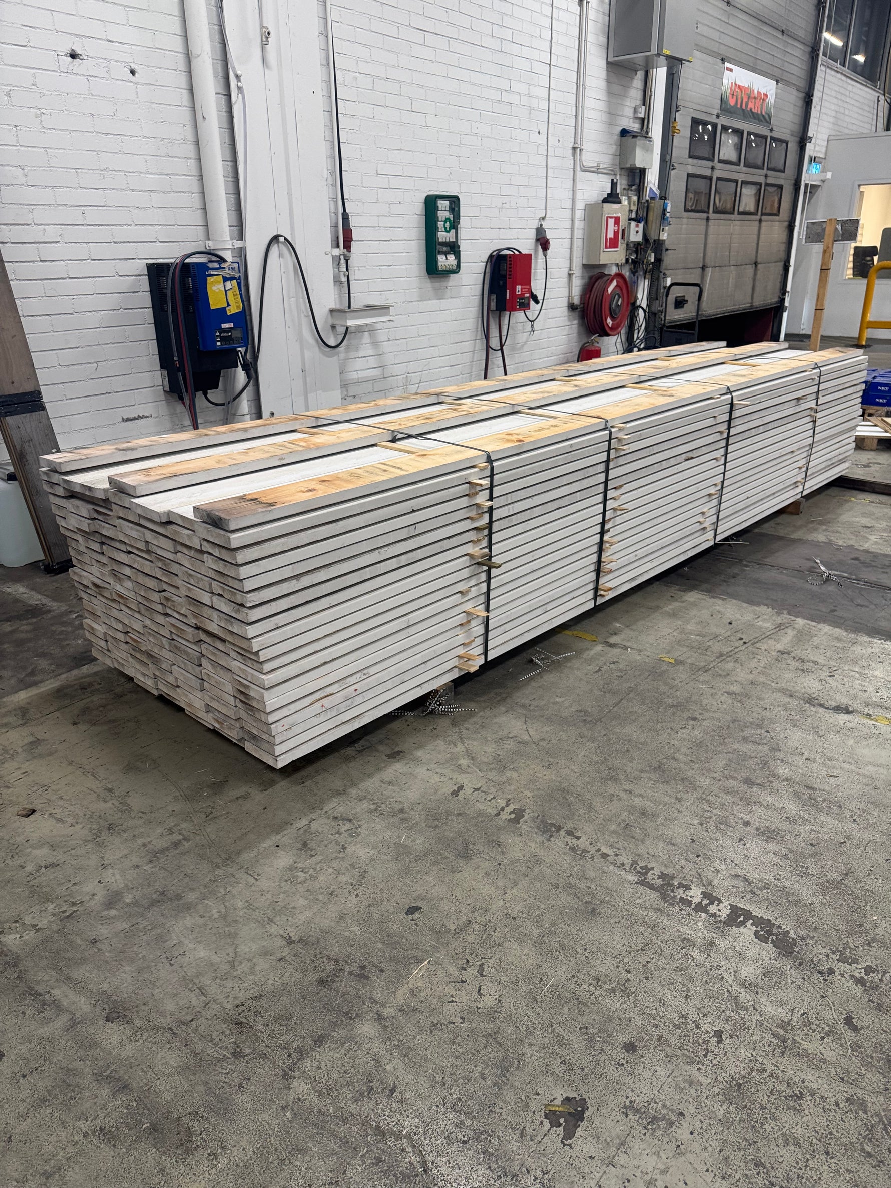 Paket Finsågad Panel 28x145mm- 4.20m, 129st vit/ljusgrå - Spirec