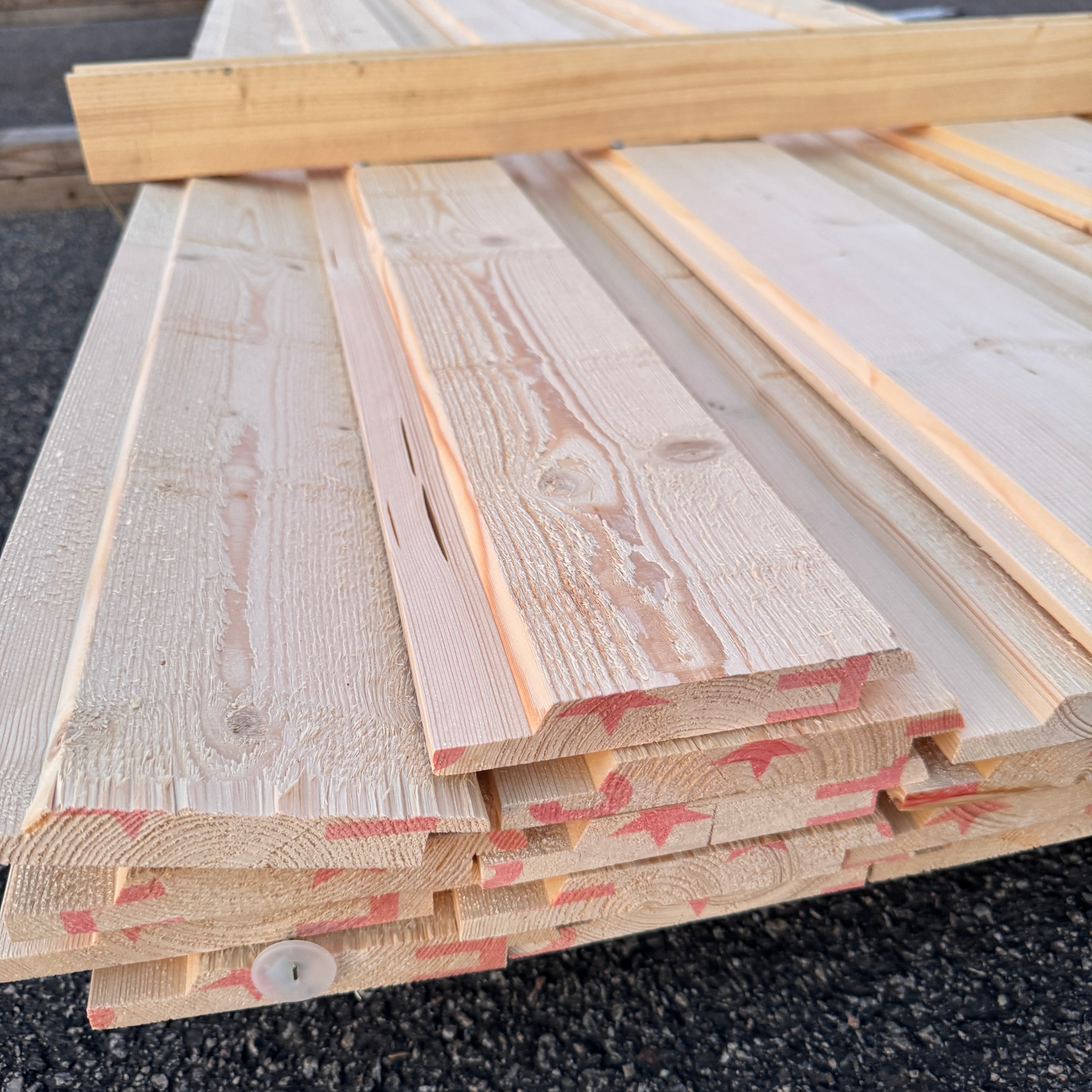 Paket Ytterpanel 22x145mm Falsad Spårpanel – 32 st 5,40 m (revor, obehandlad)