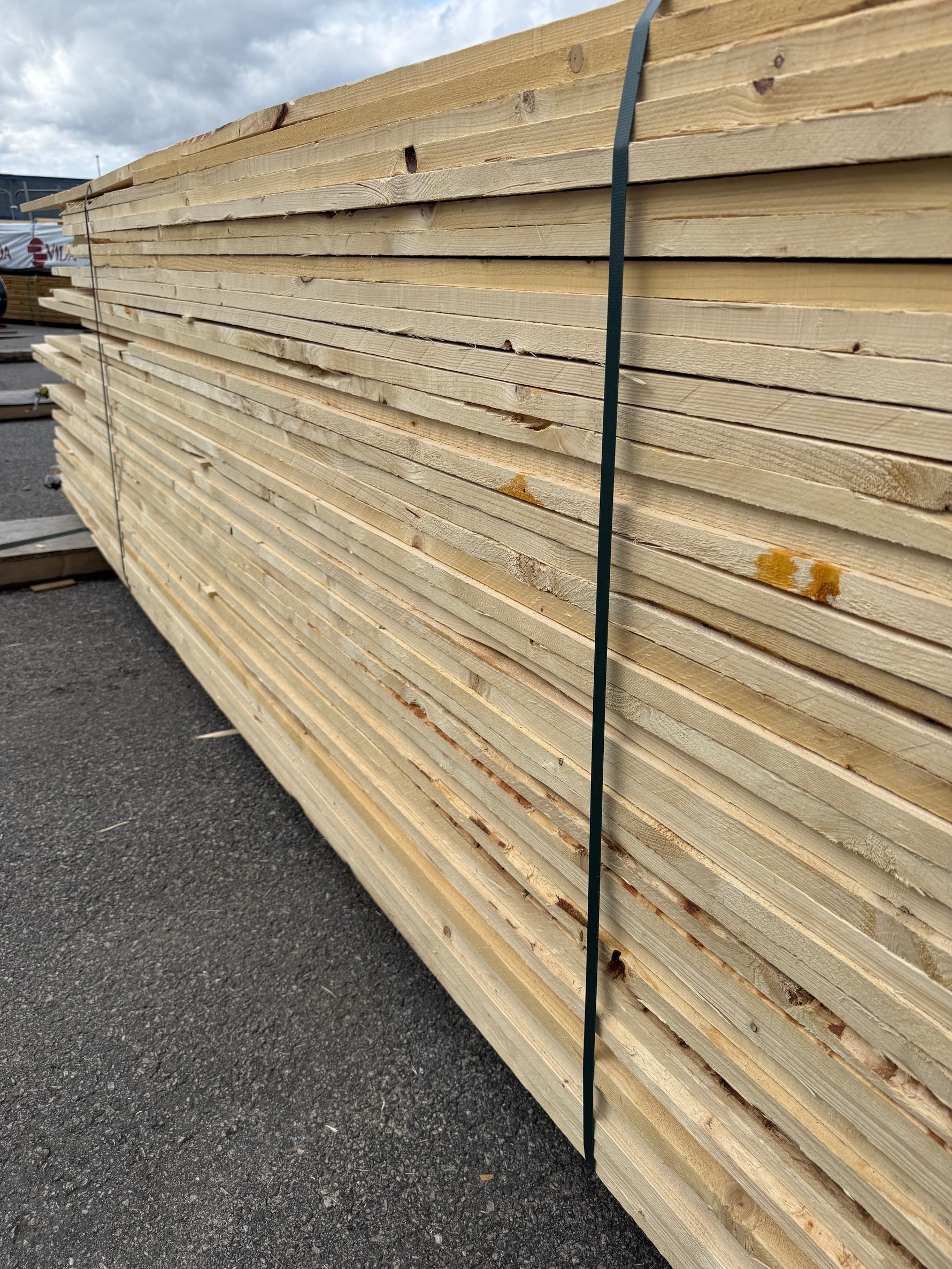 Paket Råsågade Brädor 22×125 mm – 326 st (3,30-3,90m)
