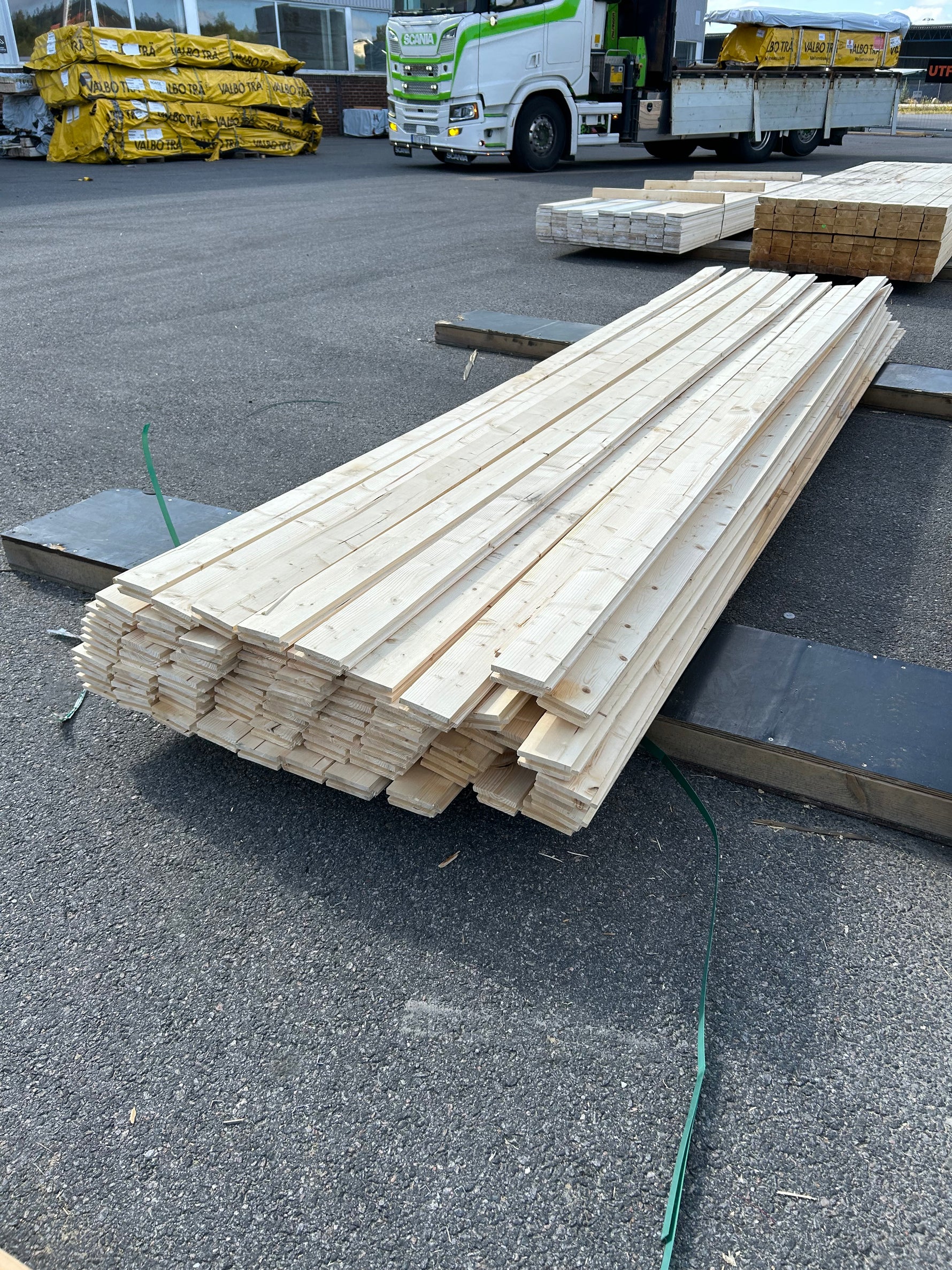 Paket Slätspont 28x95mm 3,90m 67st Gran