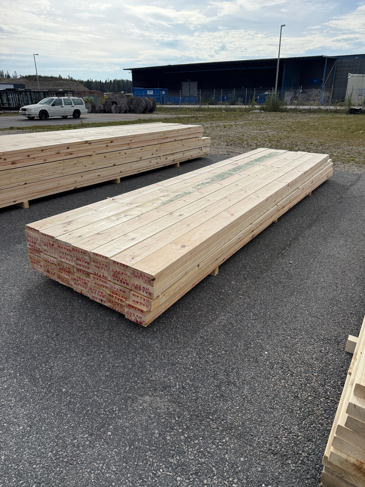 Paket Hyvlade Furu Brädor 36x148mm 4,20–4,50m – 63st (Andra sortering)