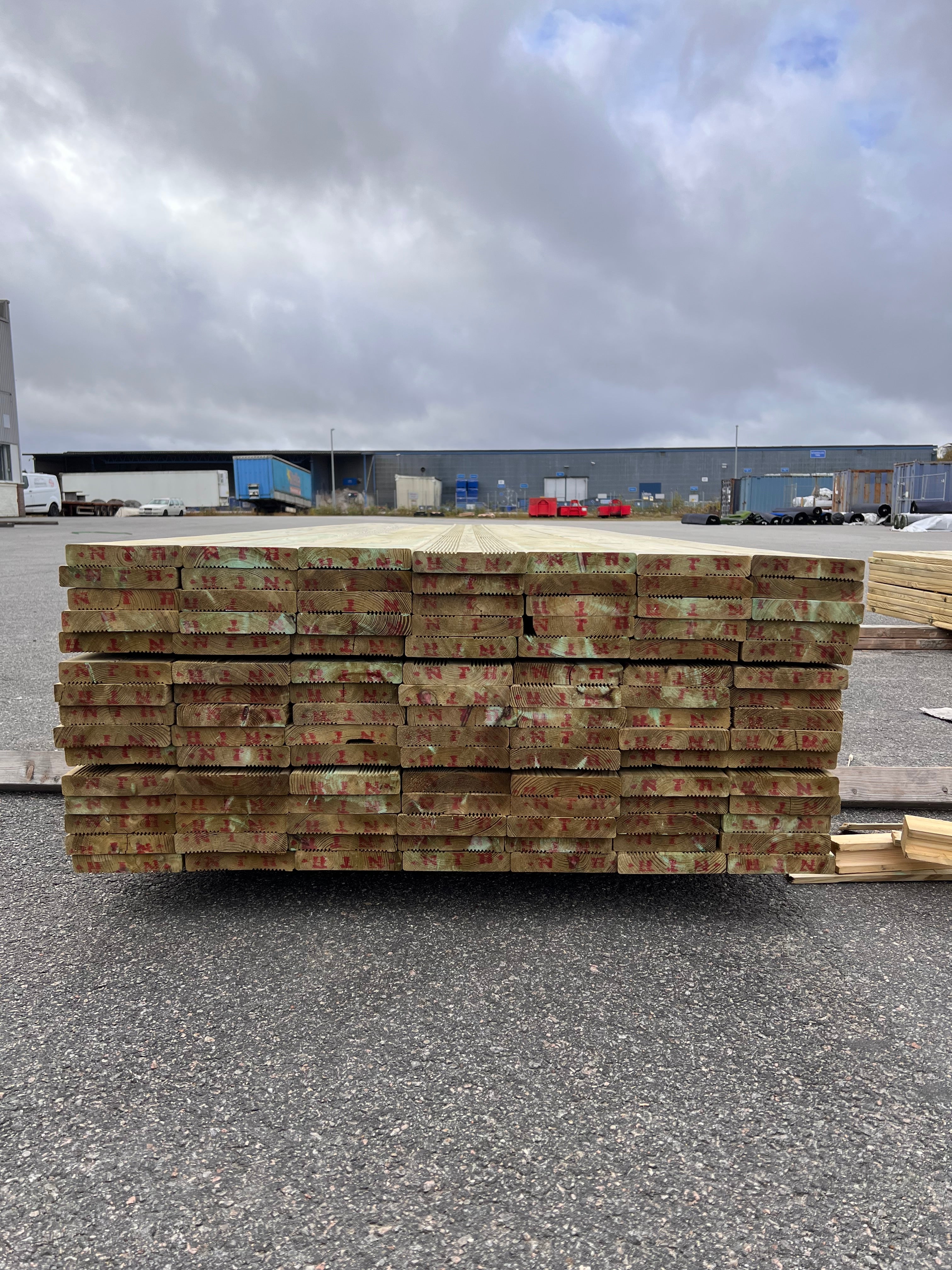 Tryckimpregnerad Rillad Trall 27x145 – 105 st (B-sortering)