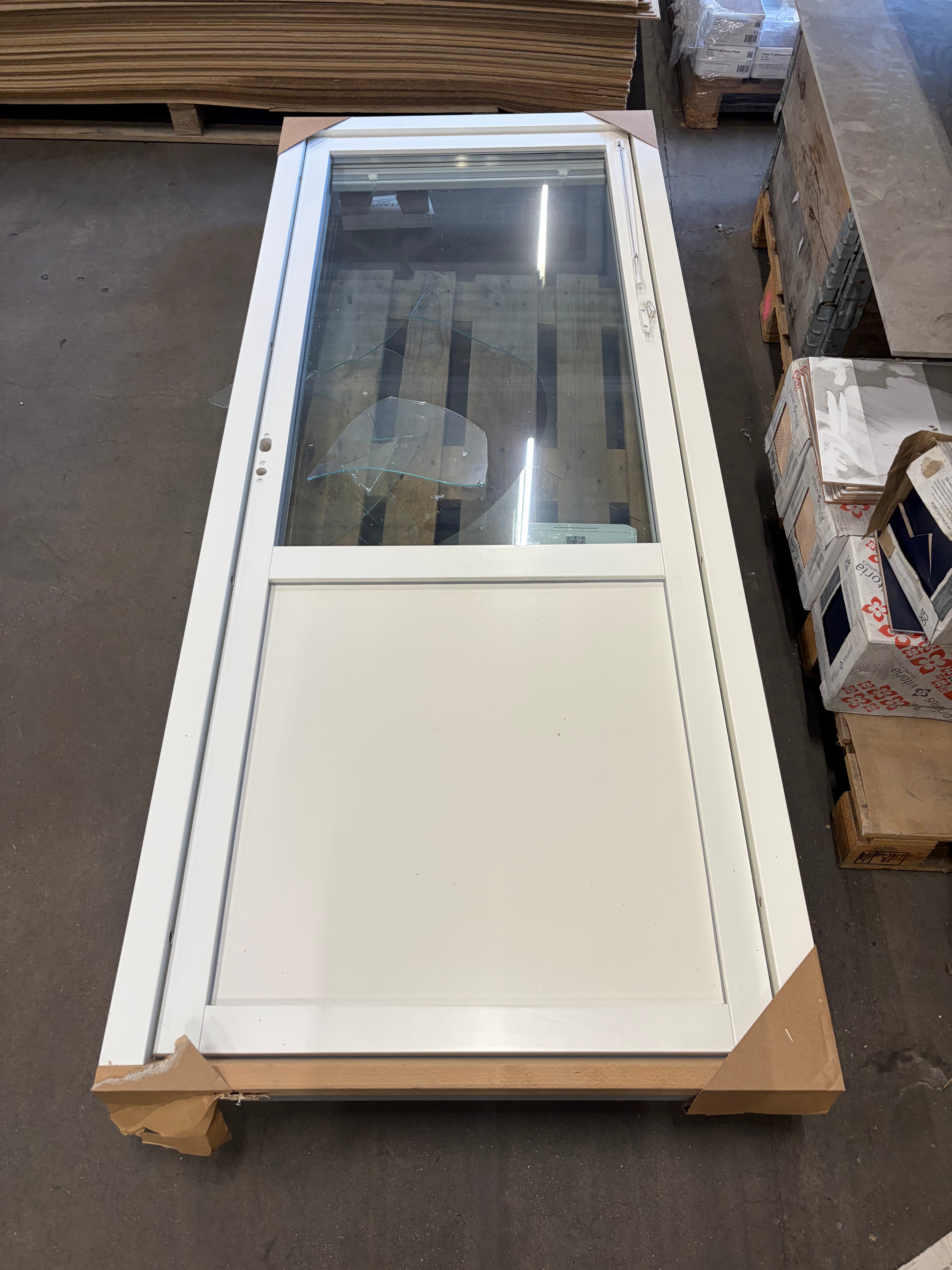 Altandörr 900x2200mm (SP Fönster) Vänsterhängd- Nya/Oanvända (Krossad Glasruta)