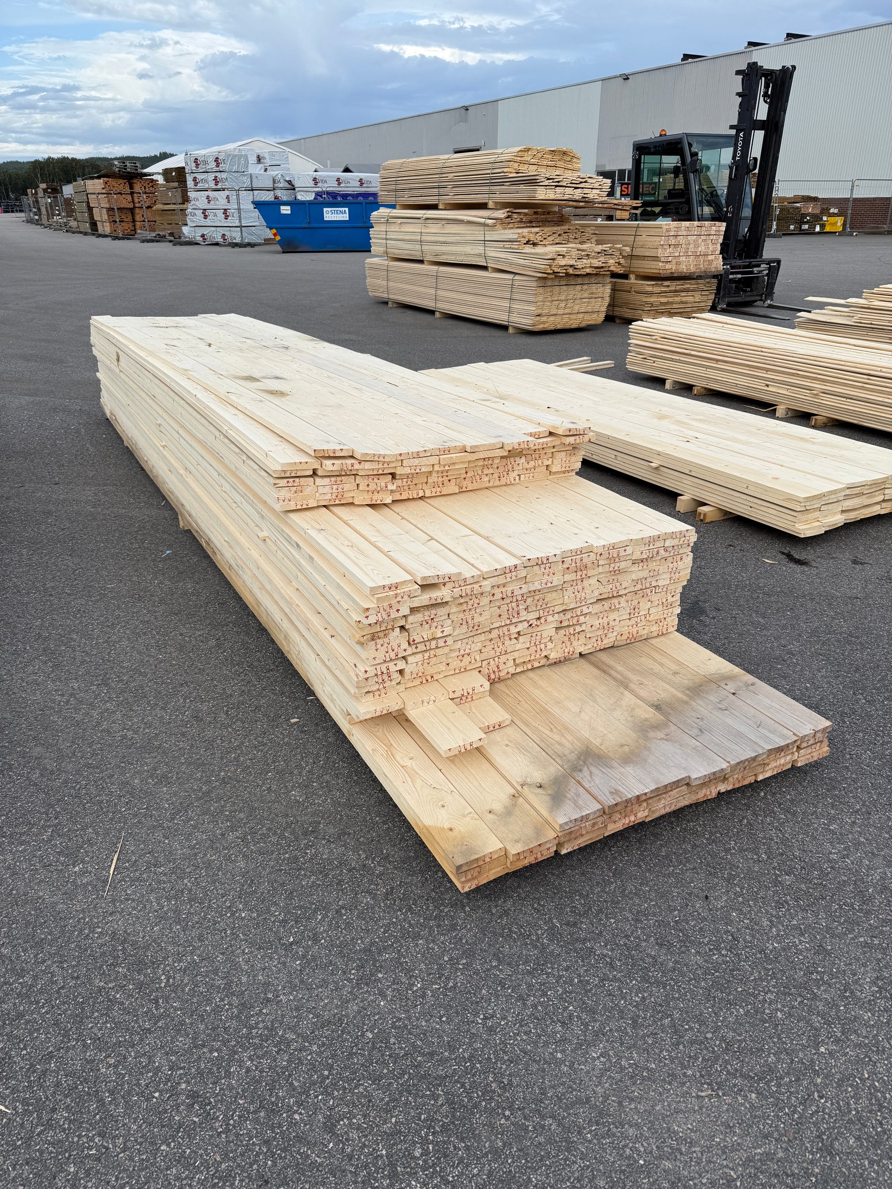 Parti Finsågade Brädor 22x120 mm – 4,20–5,40 m (Andra sortering)