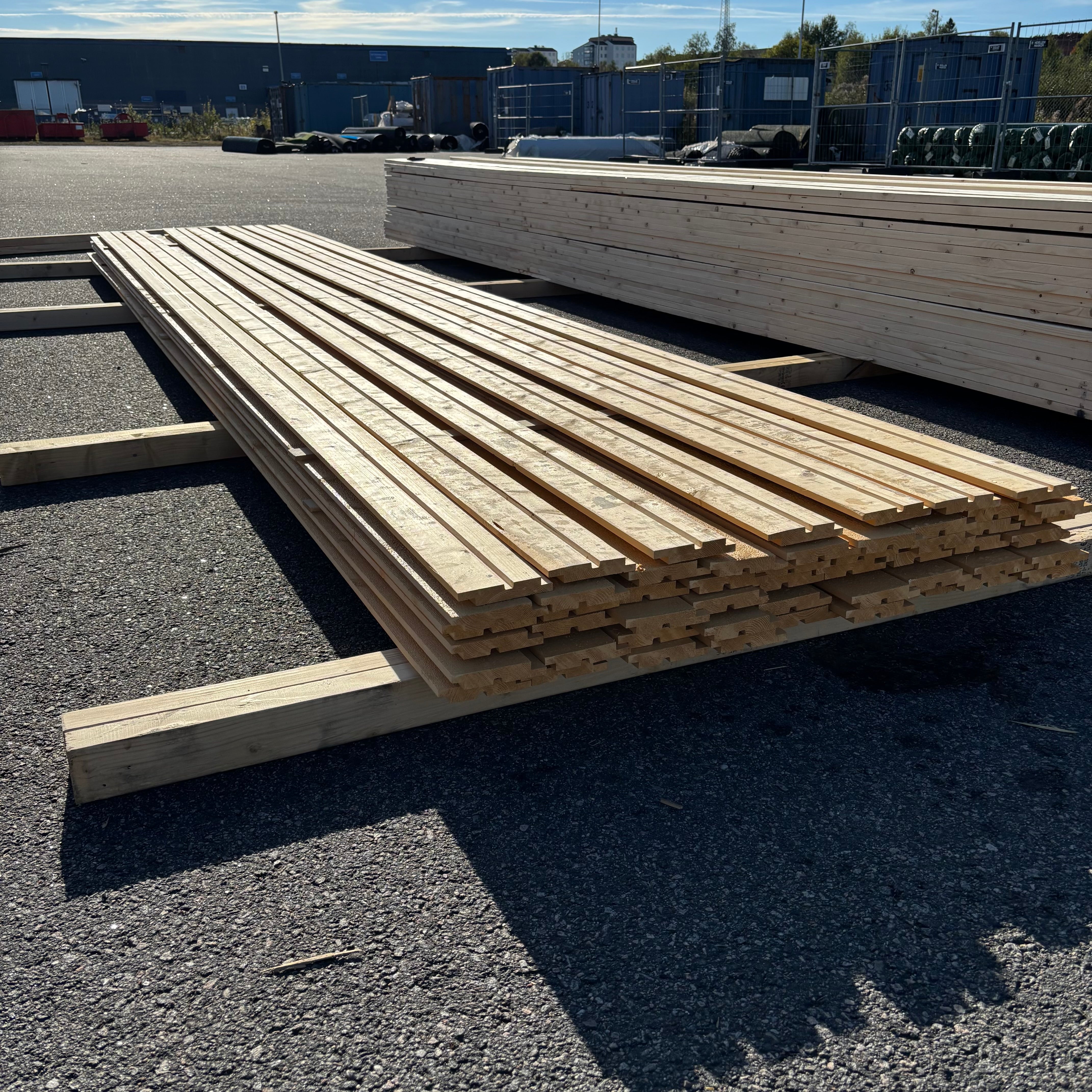 Paket Hakfalspanel 21x120mm – 52 st 5,40 m (grundmålad + mellanstruken gul)