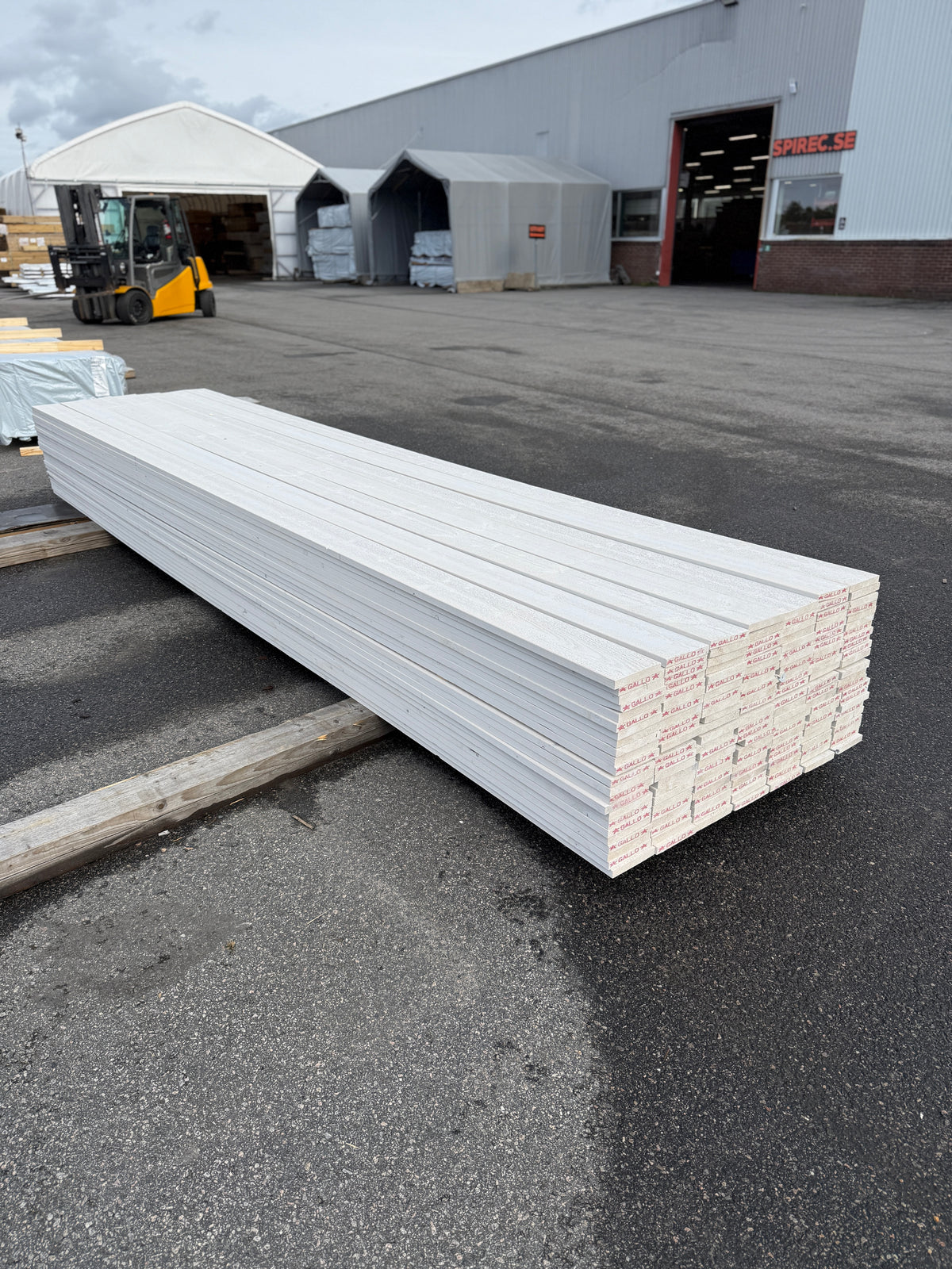 Finsågade Brädor 22x145mm 4,50m – Grundmålade (Säljs per styck)