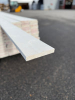 Finsågade Brädor 22x145mm 4,50m – Grundmålade (Säljs per styck)