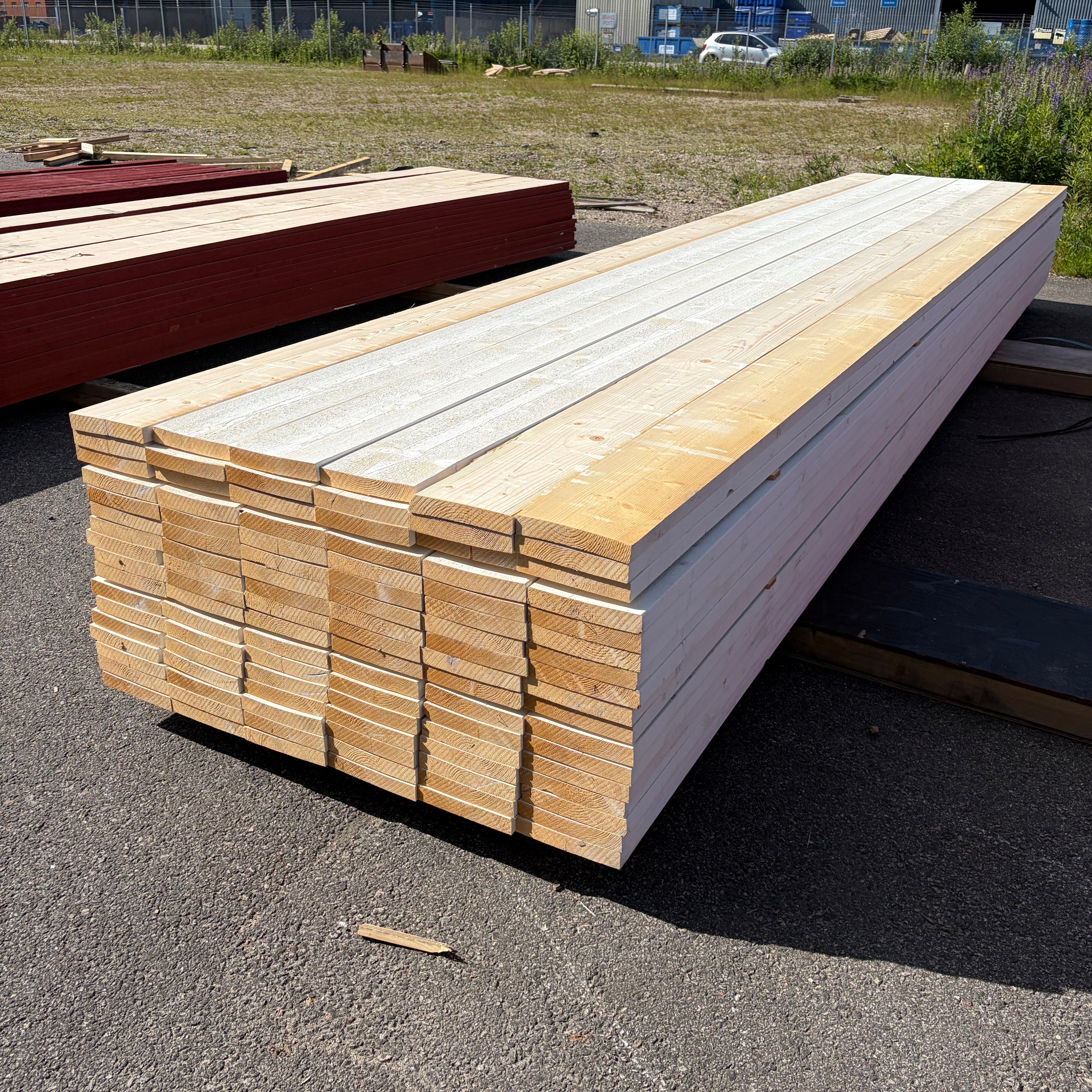 Paket Finsågade Brädor 28x170mm, 102st 5.10m Grundmålade