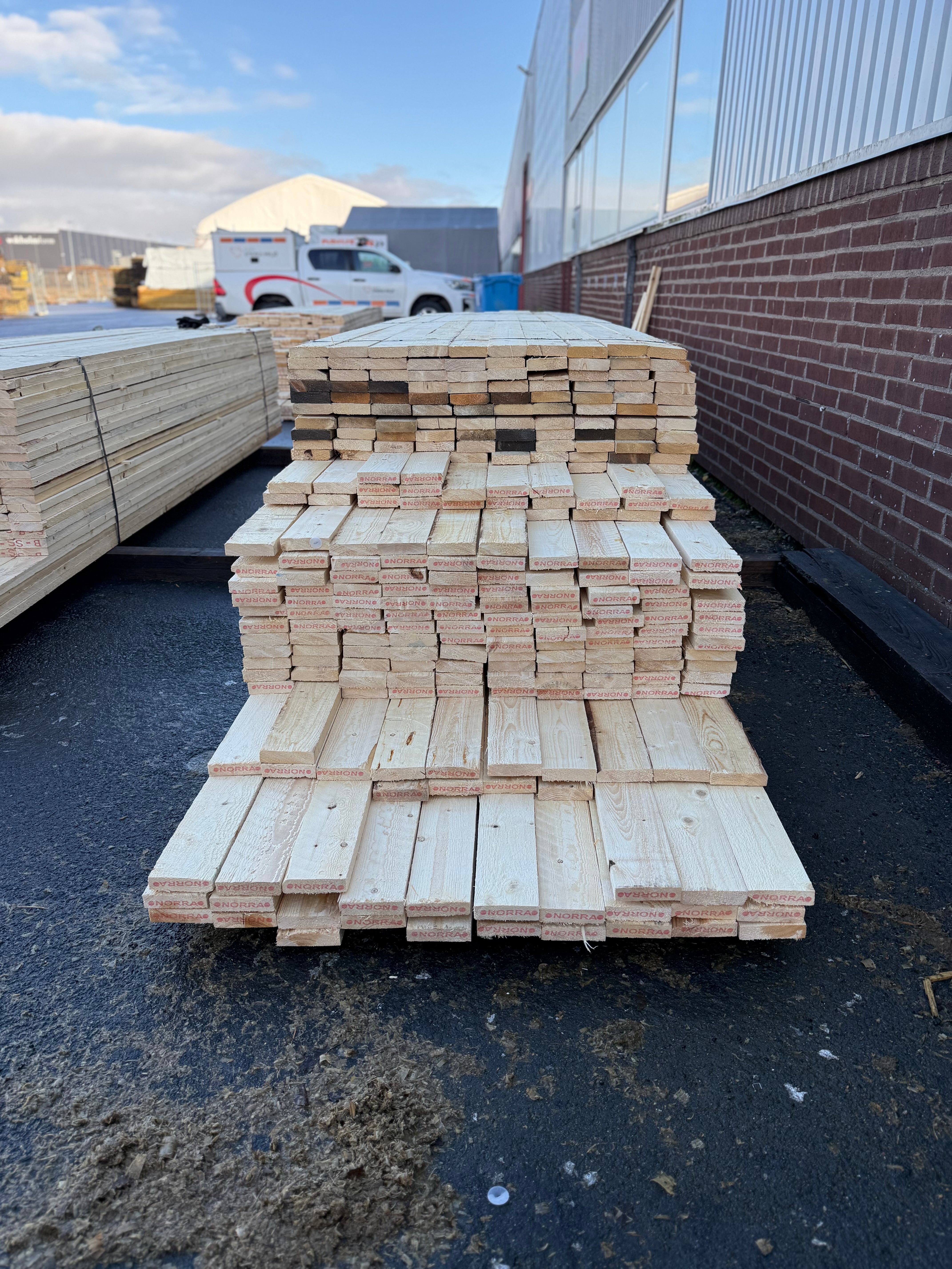 Paket Brädor 25x100mm Råsågade – 279 st (4,2–5,4 m, gran, obehandlad)