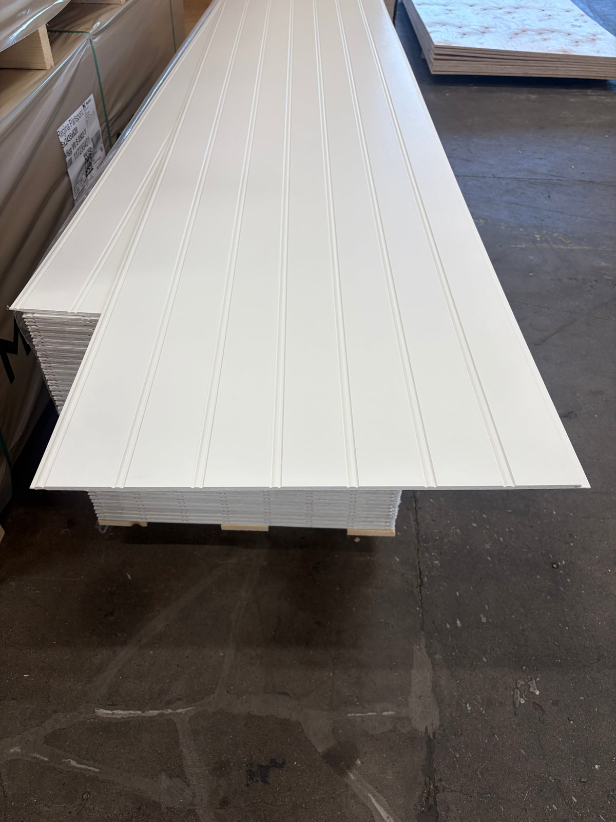 Vitmålad Inomhuspanel 6x620x2435mm Pärlspont Dekor
