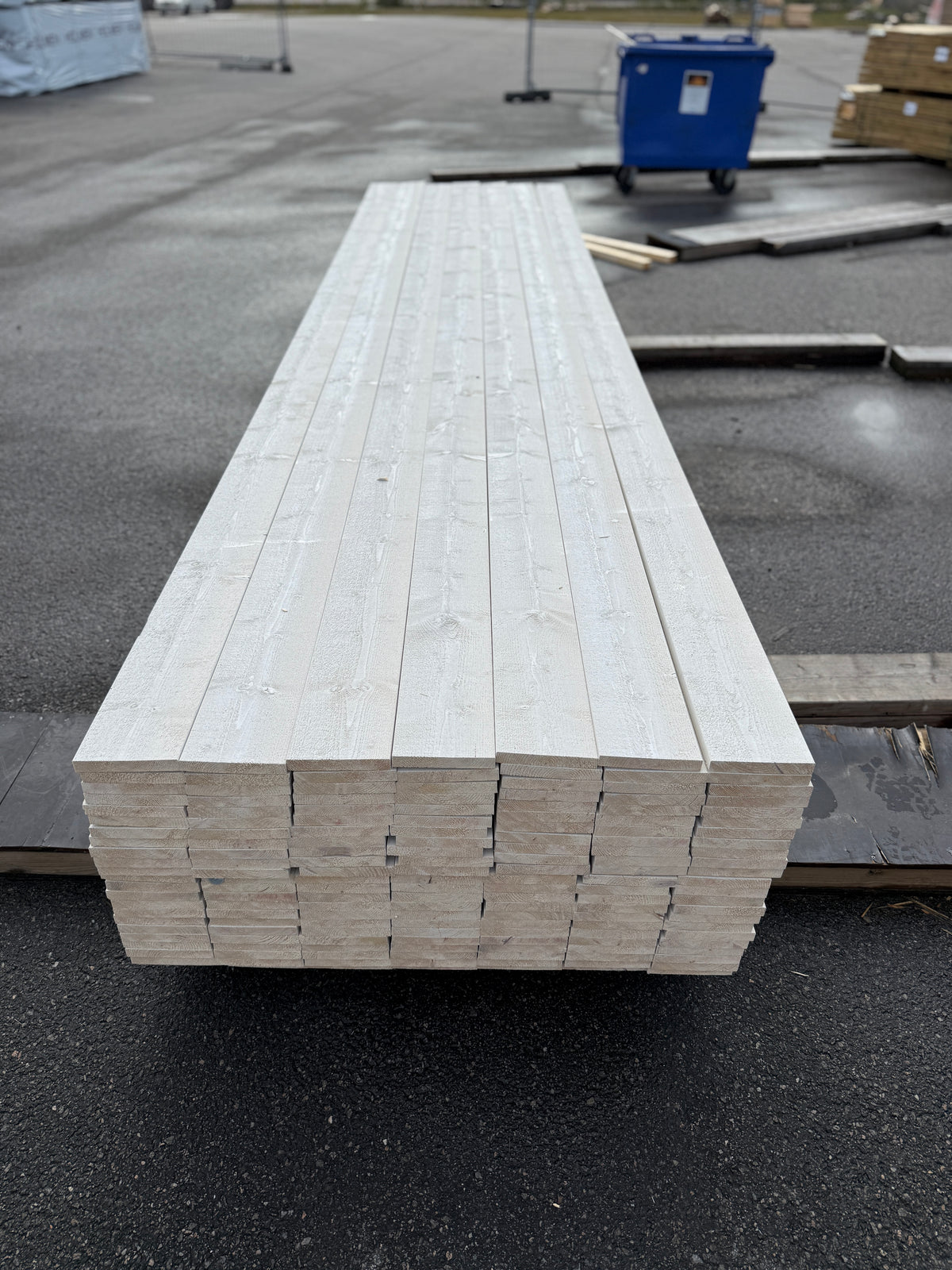 Finsågade Brädor 22x145mm 4,50m – Grundmålade (Säljs per styck)