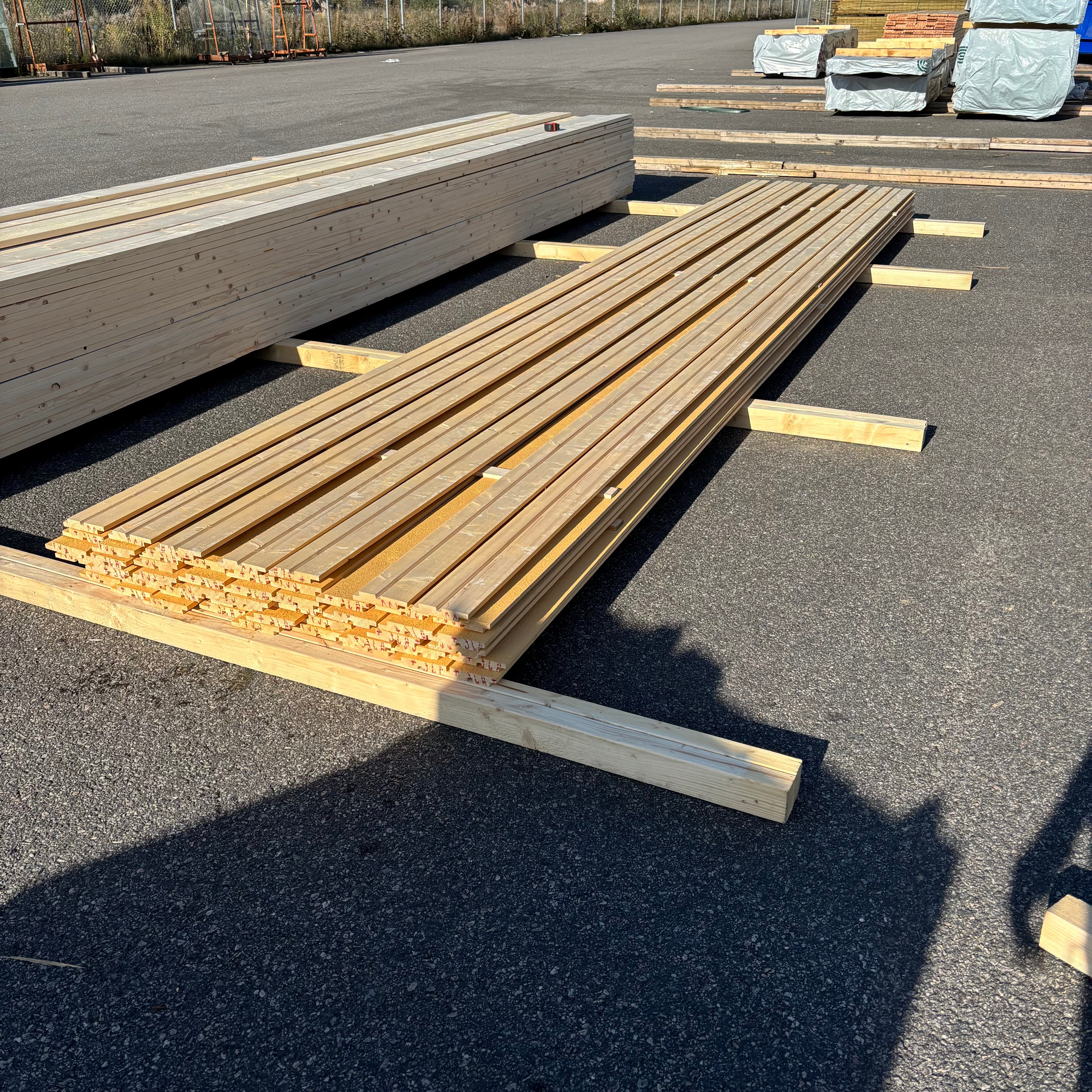 Paket Hakfalspanel 21x120mm – 52 st 5,40 m (grundmålad + mellanstruken gul)