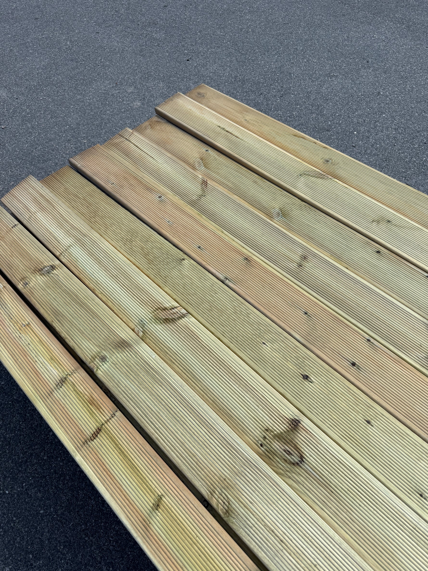 Paket Tryckimpregnerad Rillad Trall 28x120mm, 144st 5.10m- Väderbitet