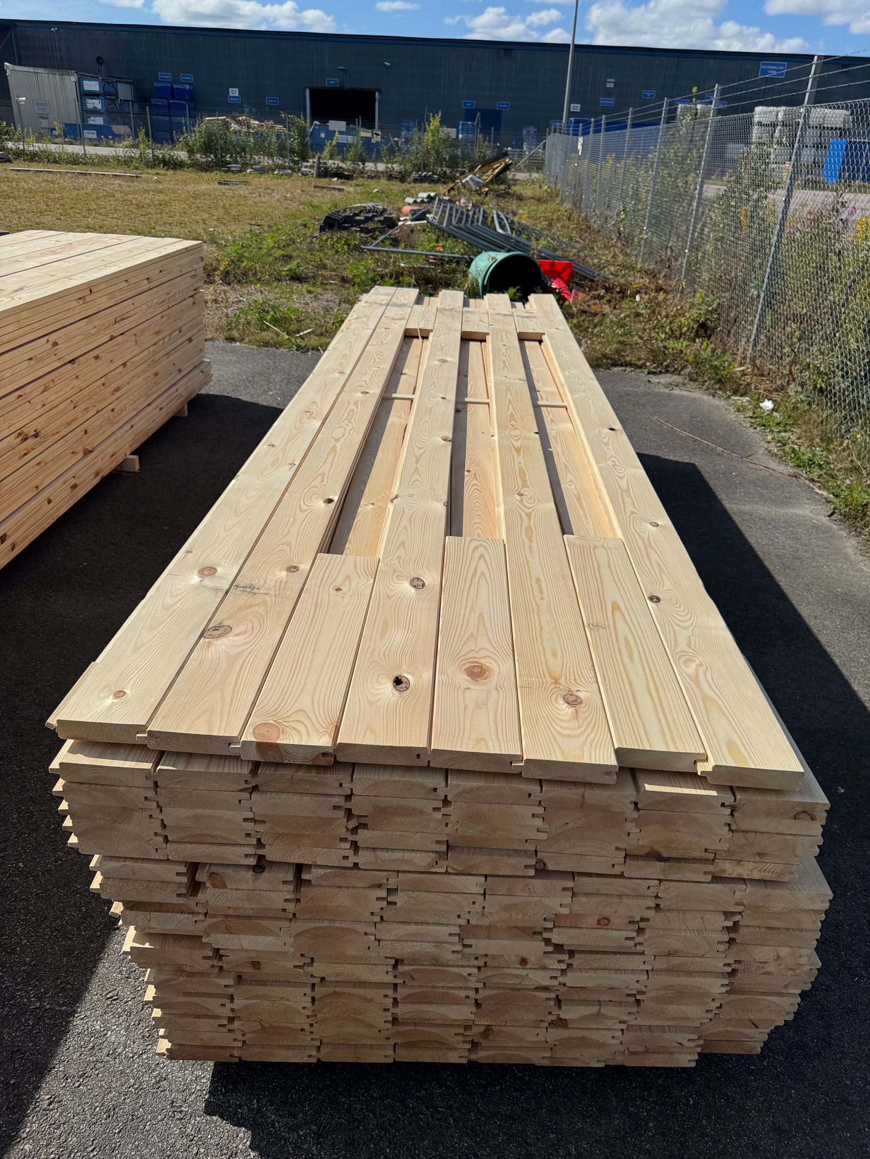 Paket Hyvlad Panel med Spont 34x145 – 165st – 4.20 m – ANDRASORTERING