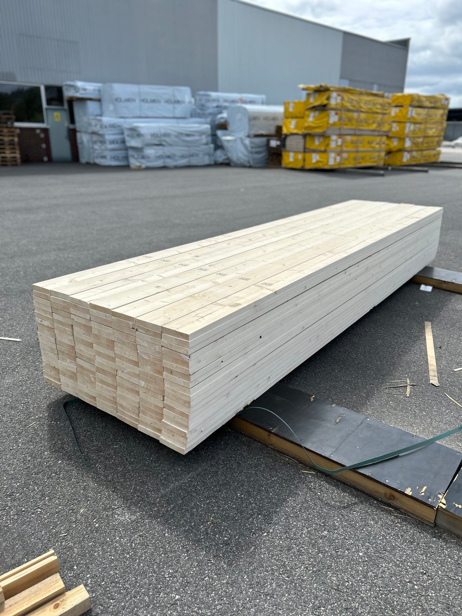 Paket Finsågade Brädor 28x145mm 133st 4.20m Grundmålad