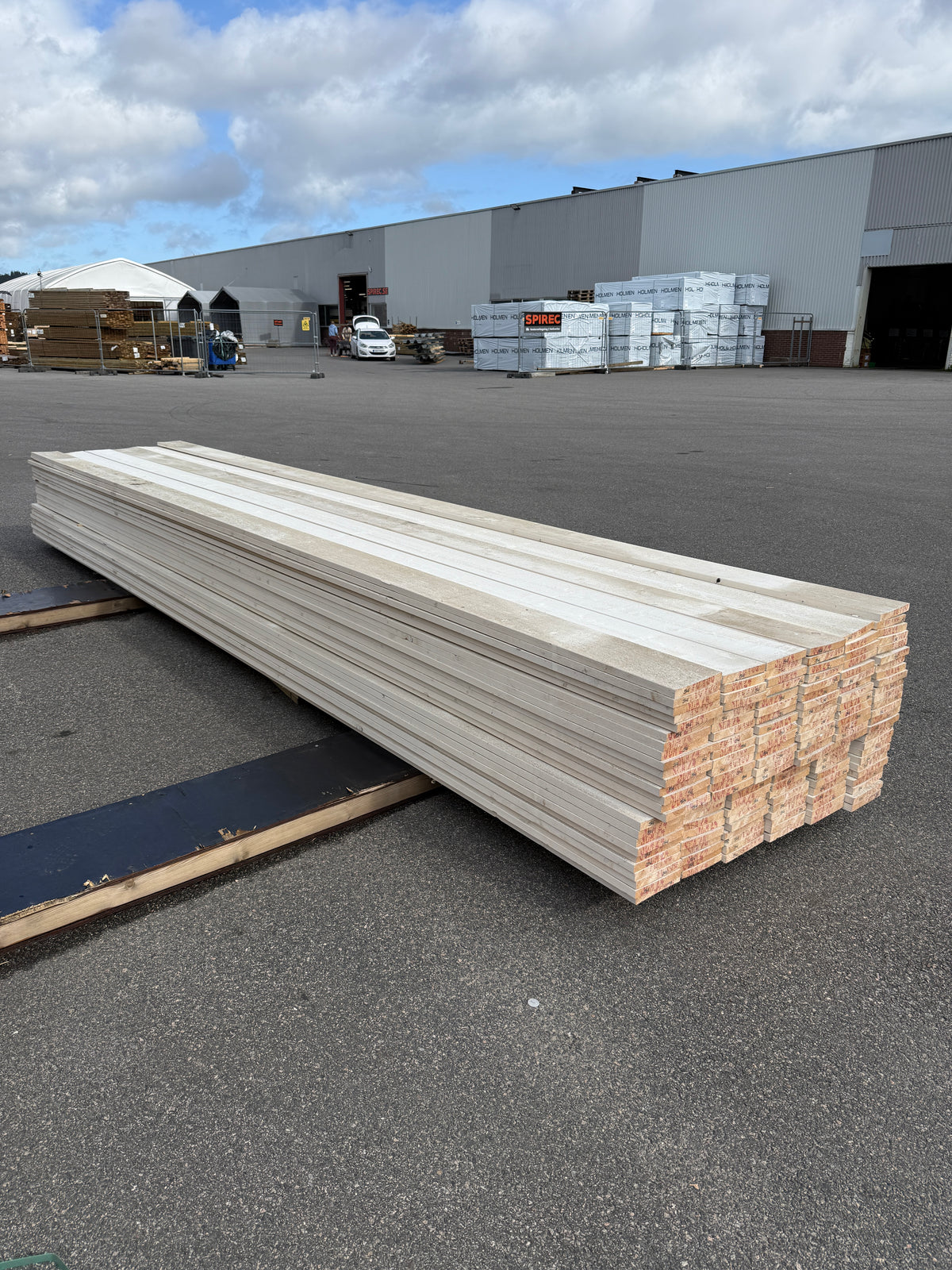 Paket Finsågade Brädor 22x170mm, 146st 5,40m Grundmålade