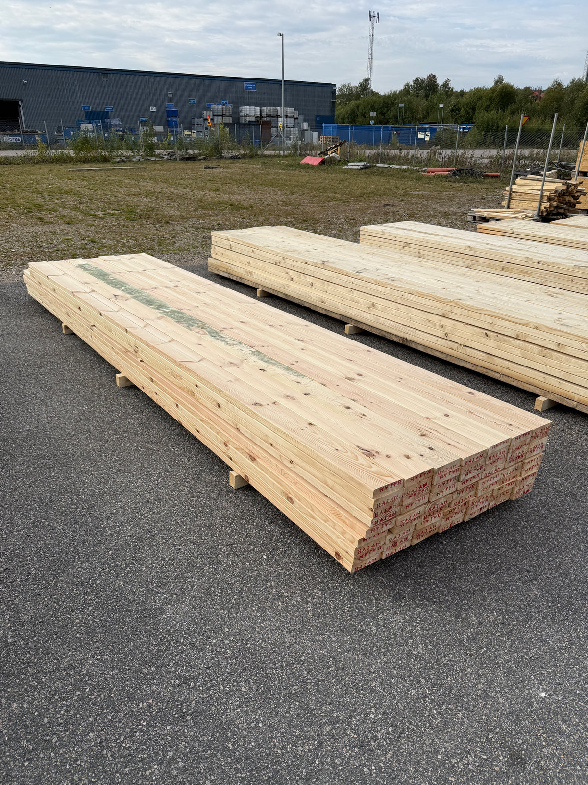 Paket Hyvlade Furu Brädor 36x148mm 4,20–4,50m – 63st (Andra sortering)