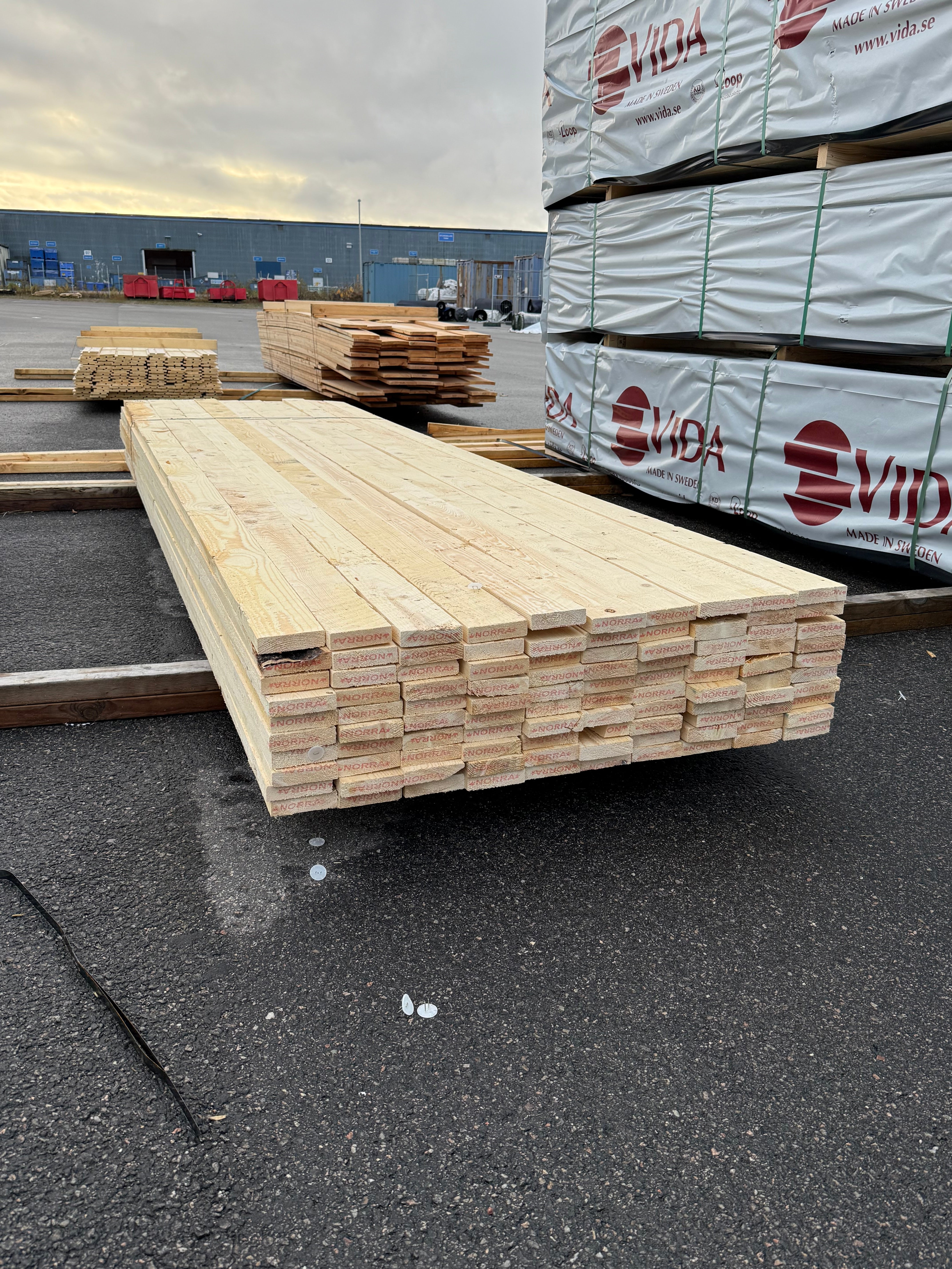 Paket Brädor Råsågade 25x100mm – 82st (3,60 m, Gran, Vankant/Bark)