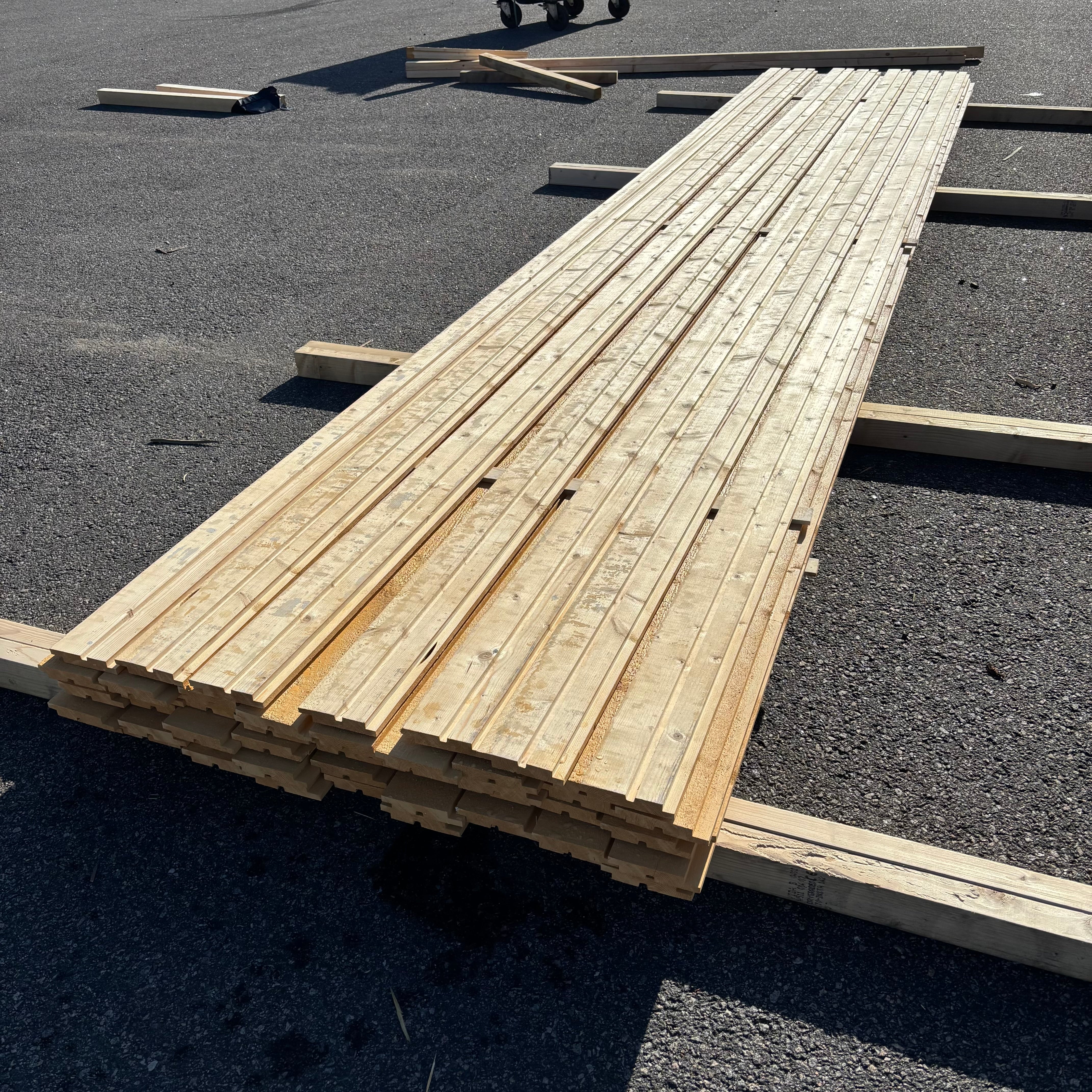 Paket Hakfalspanel 21x120mm – 52 st 5,40 m (grundmålad + mellanstruken gul)