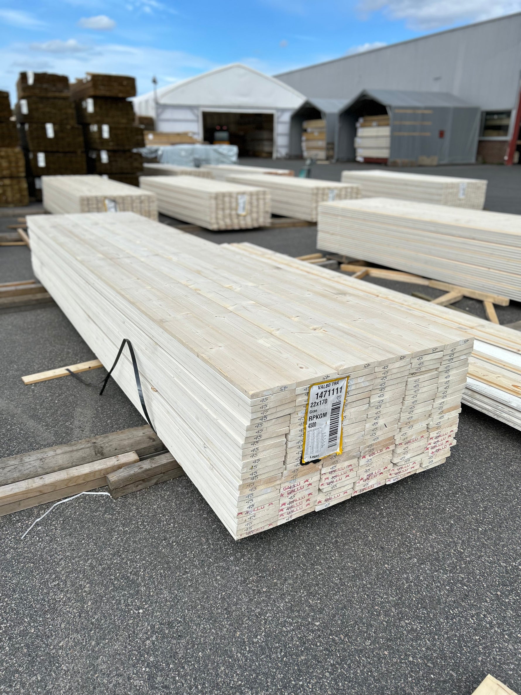 Paket Finsågade Brädor 22x170mm 4,50m 150st Grundmålade