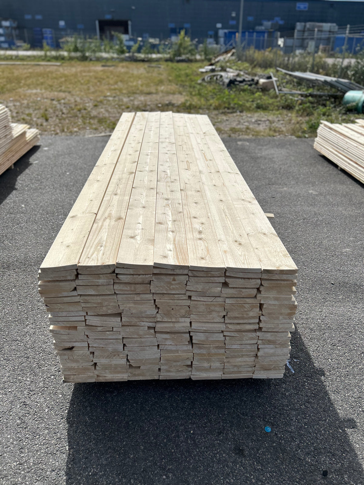 Parti Finsågade Brädor 22x145 mm – 3,60–4,80 m (Andra sortering)