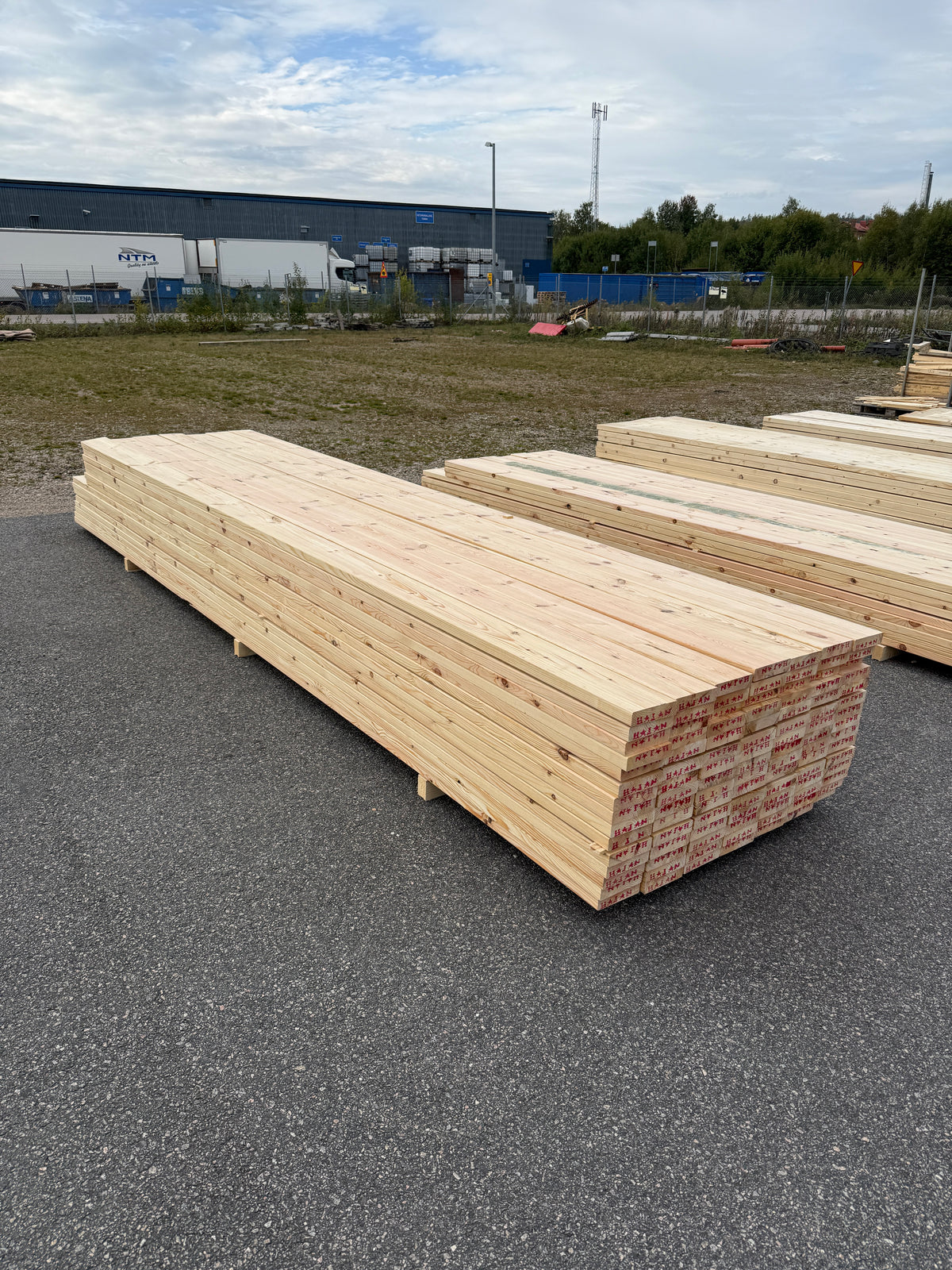 Paket Hyvlade Furu Brädor 36x148mm 4,50–4,80m – 105st (Andra sortering)