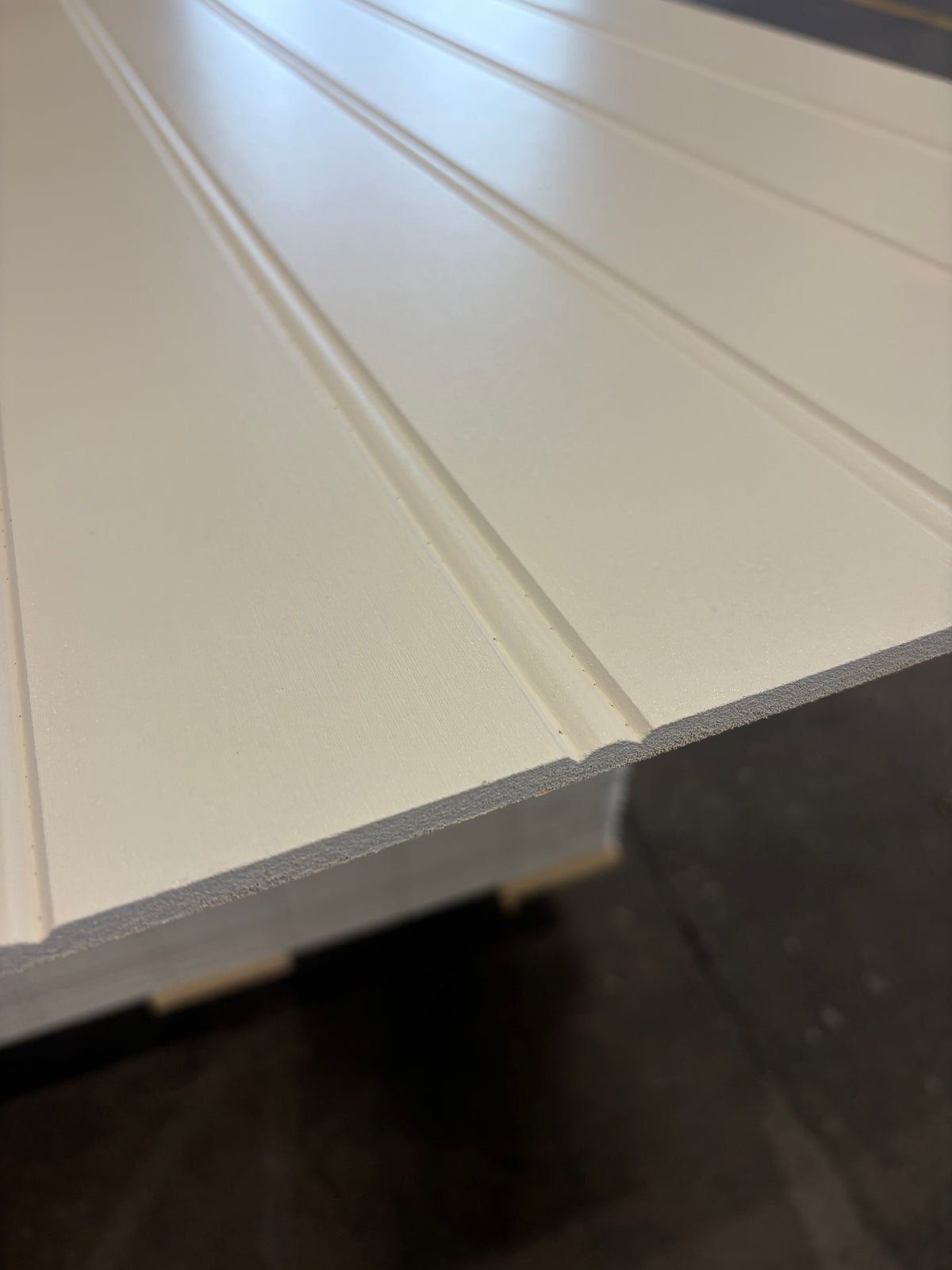 Vitmålad Inomhuspanel 6x620x2435mm Pärlspont Dekor