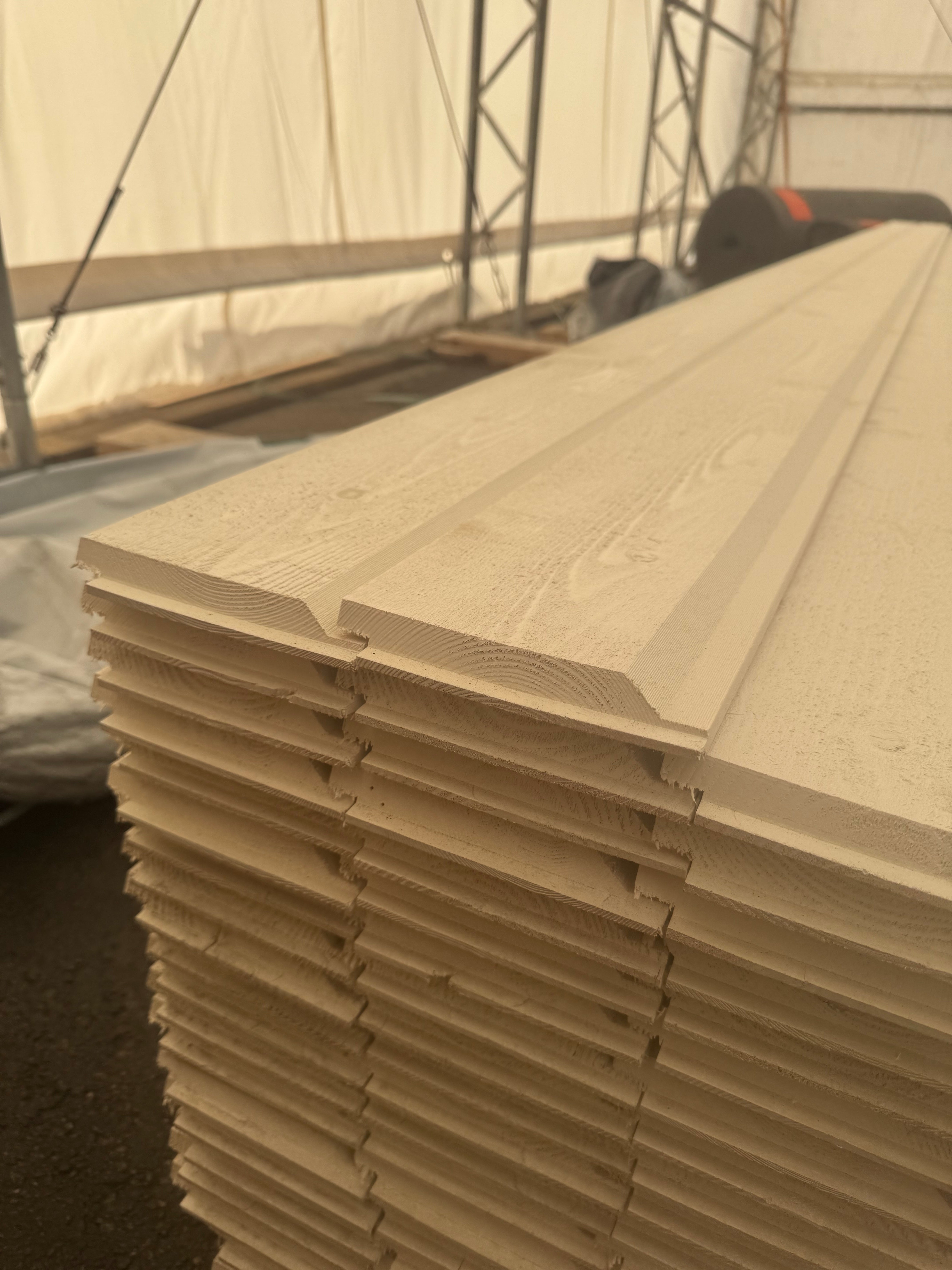 Paket Falsad Enkelfas 21x145 mm – 5,40 m – 156 st – Vit Grund + Mellanstruken (Alkydoljefärg)