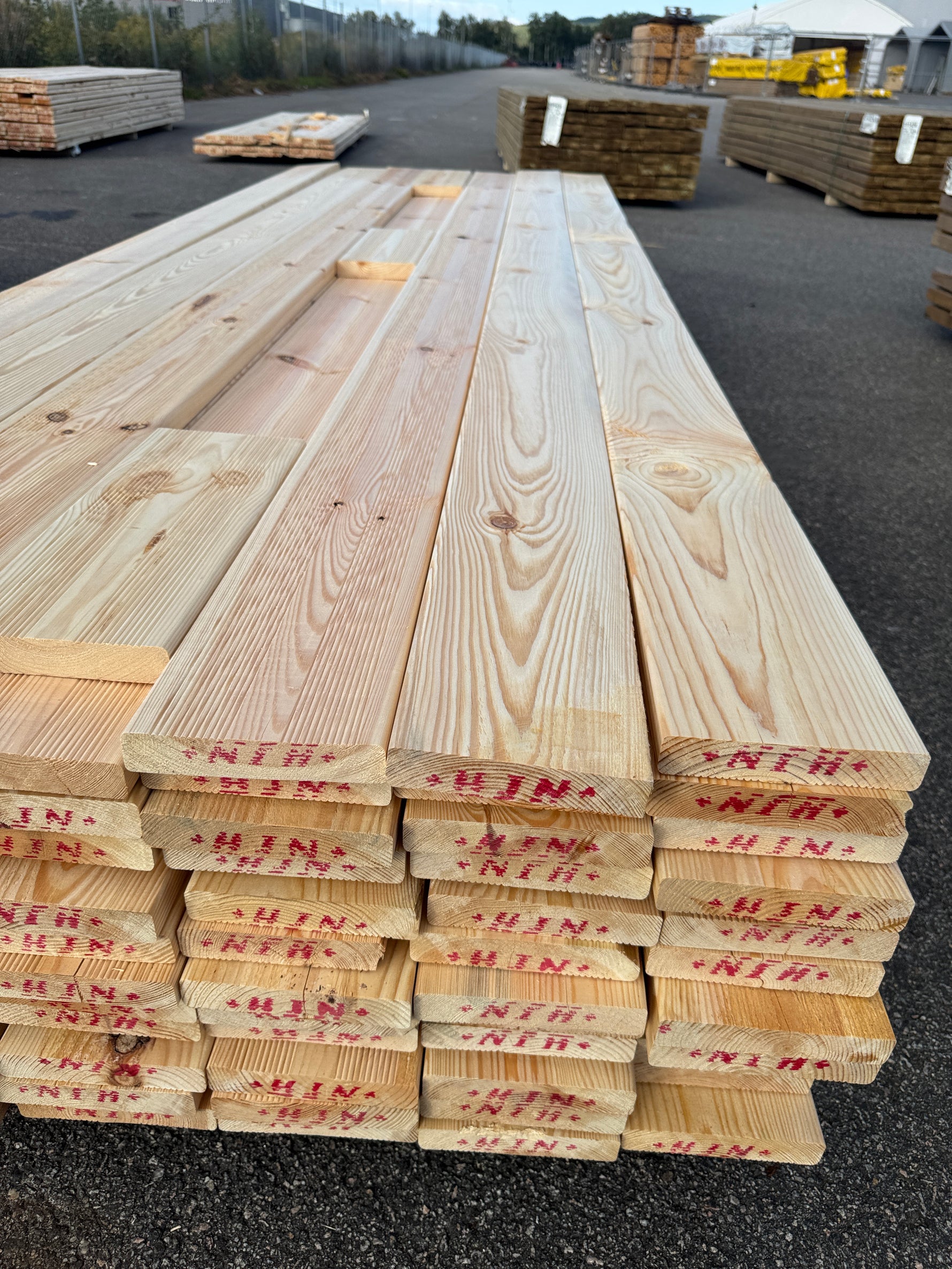 Paket Hyvlad 28x145 – 84st – 3.00–3.30 m – ANDRASORTERING