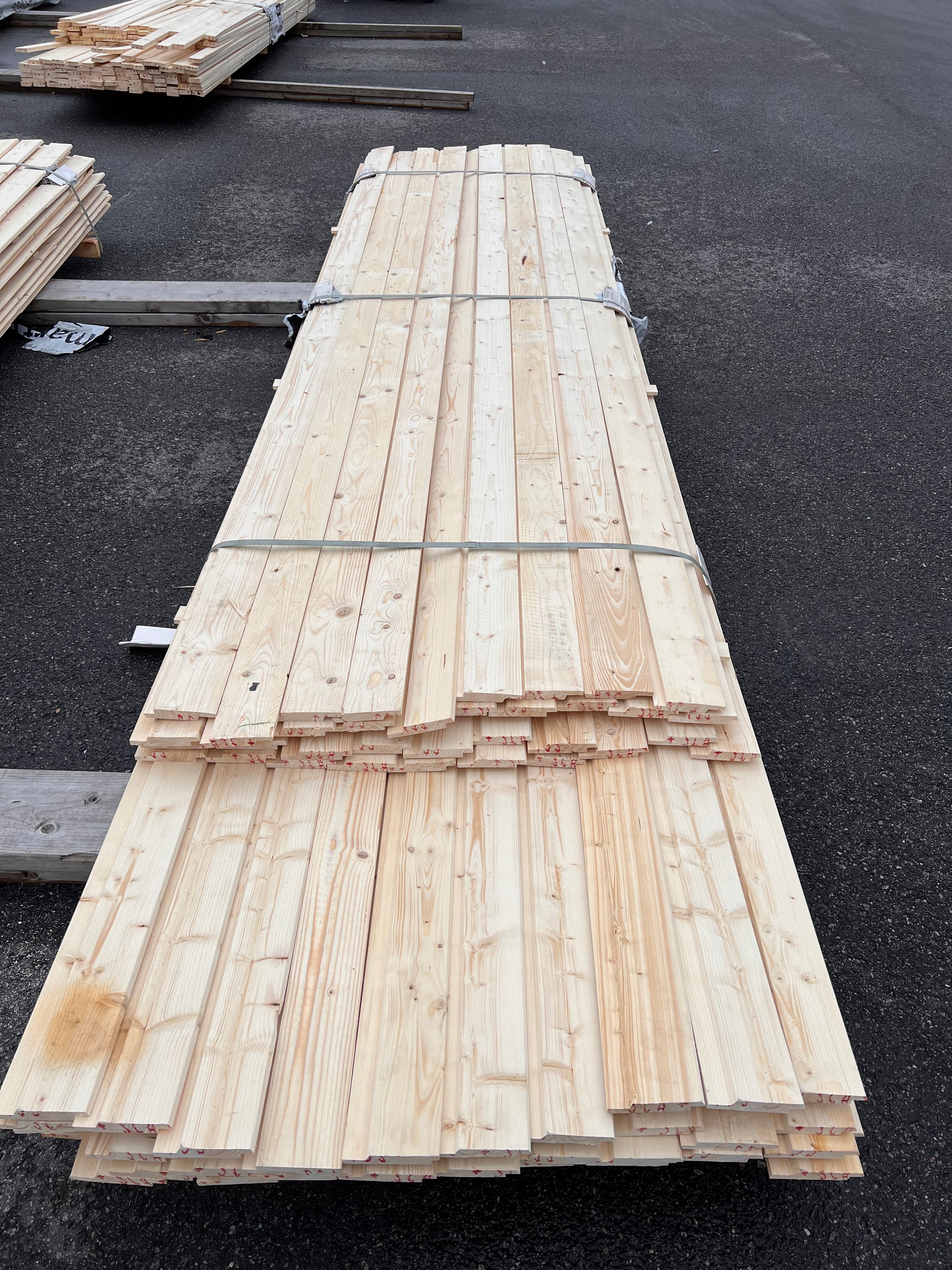 Paket Falsad spårpanel 22x120 mm – 85 st- 3,60-4,29m (Gran) B-Sort