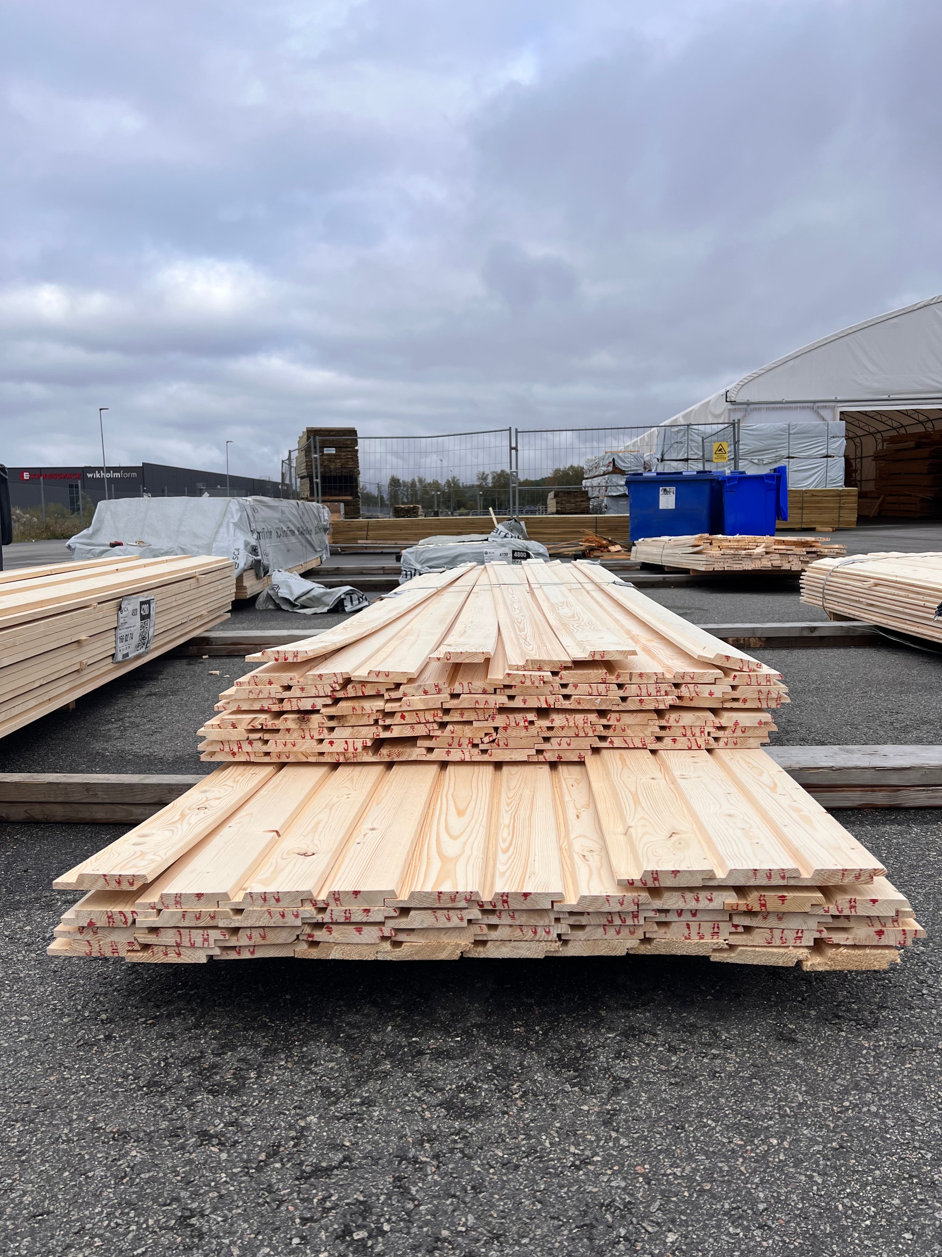 Paket Falsad Spårpanel 22x120mm 110st 3.60–4.20m – Gran (B-sort)