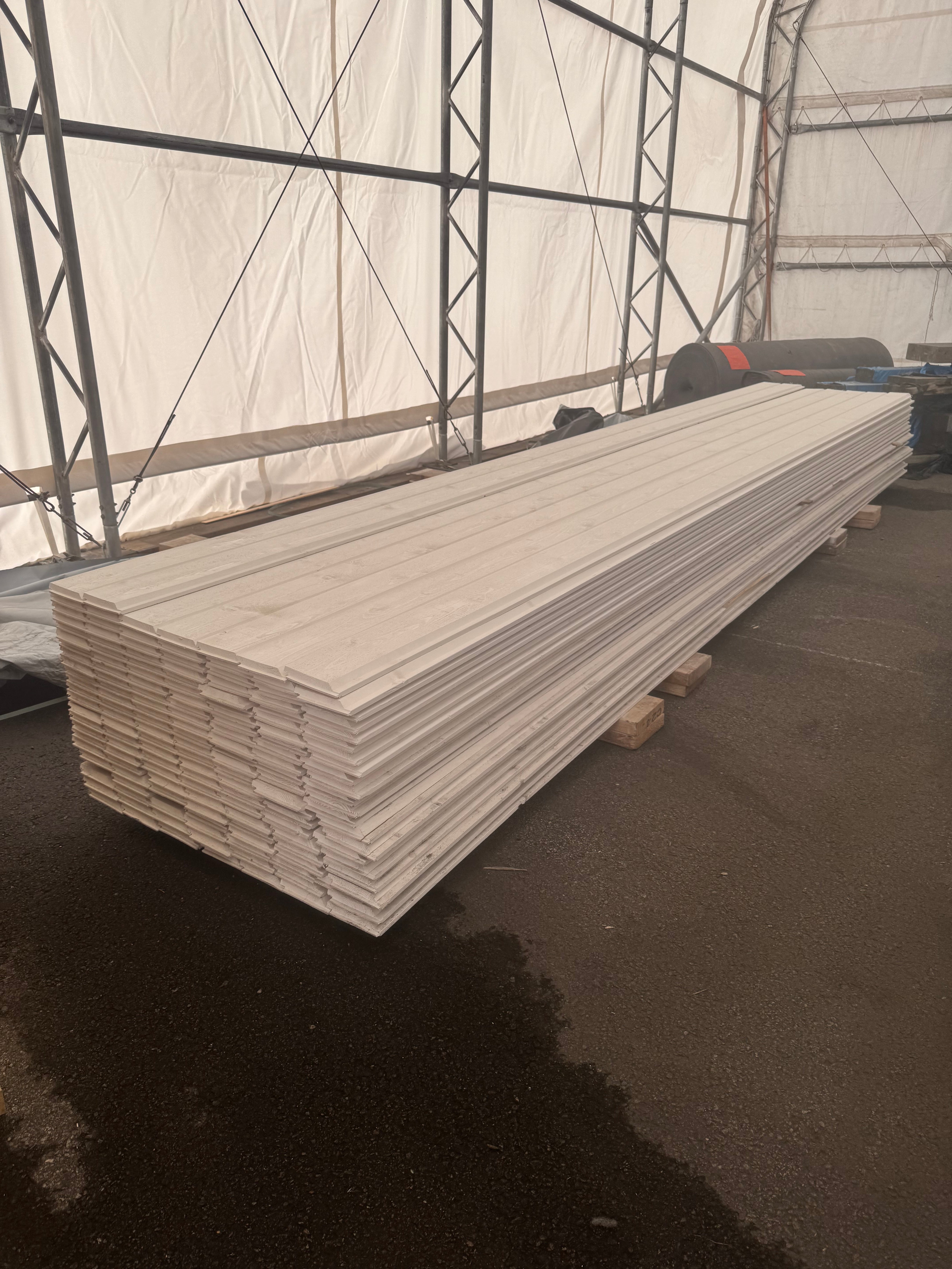 Paket Falsad Enkelfas 21x145 mm – 5,40 m – 156 st – Vit Grund + Mellanstruken (Alkydoljefärg)