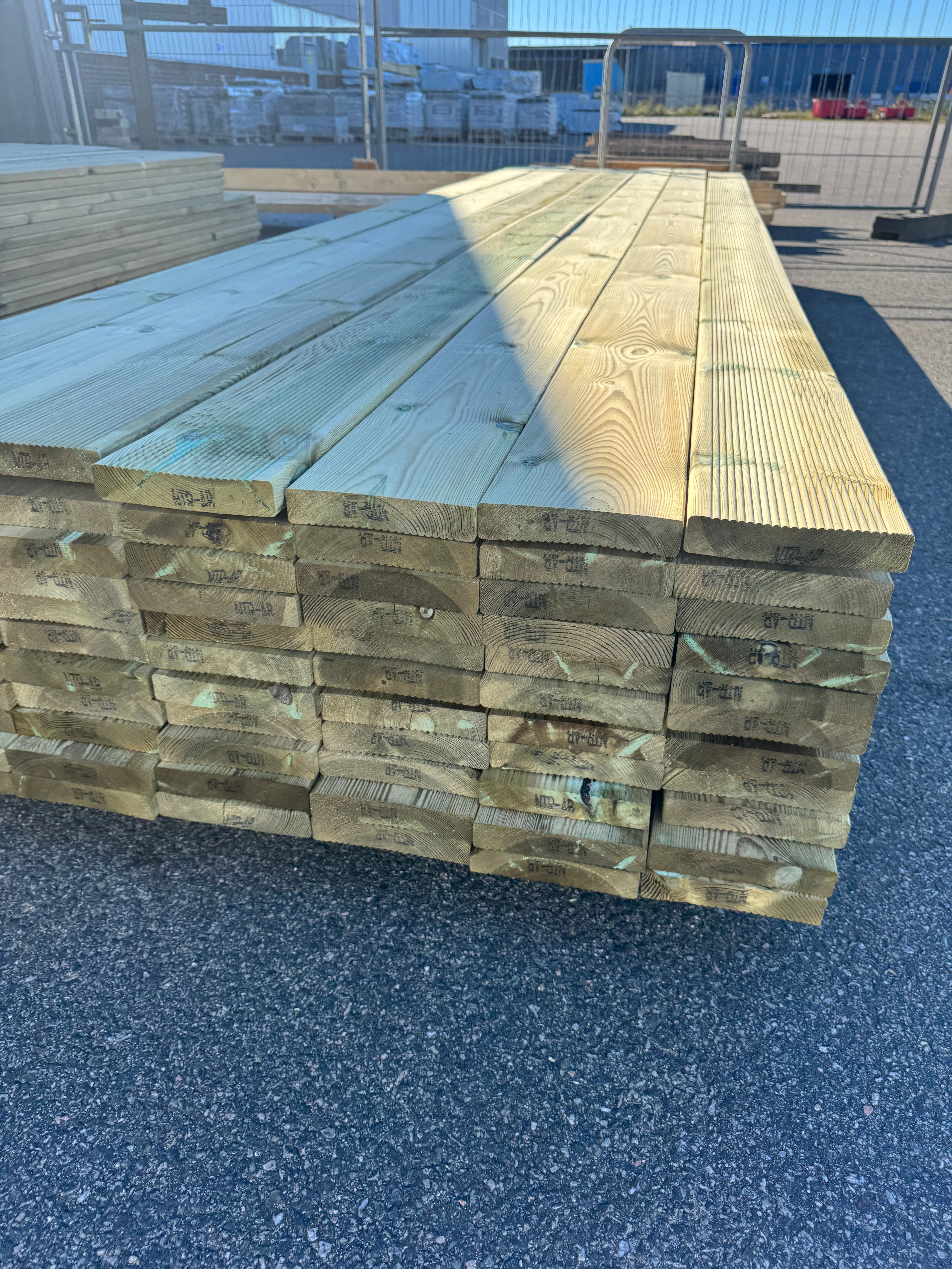 Paket Rillad Trall 28x145mm – 77 st (4,20 m, furu, NTR AB, B-sort)