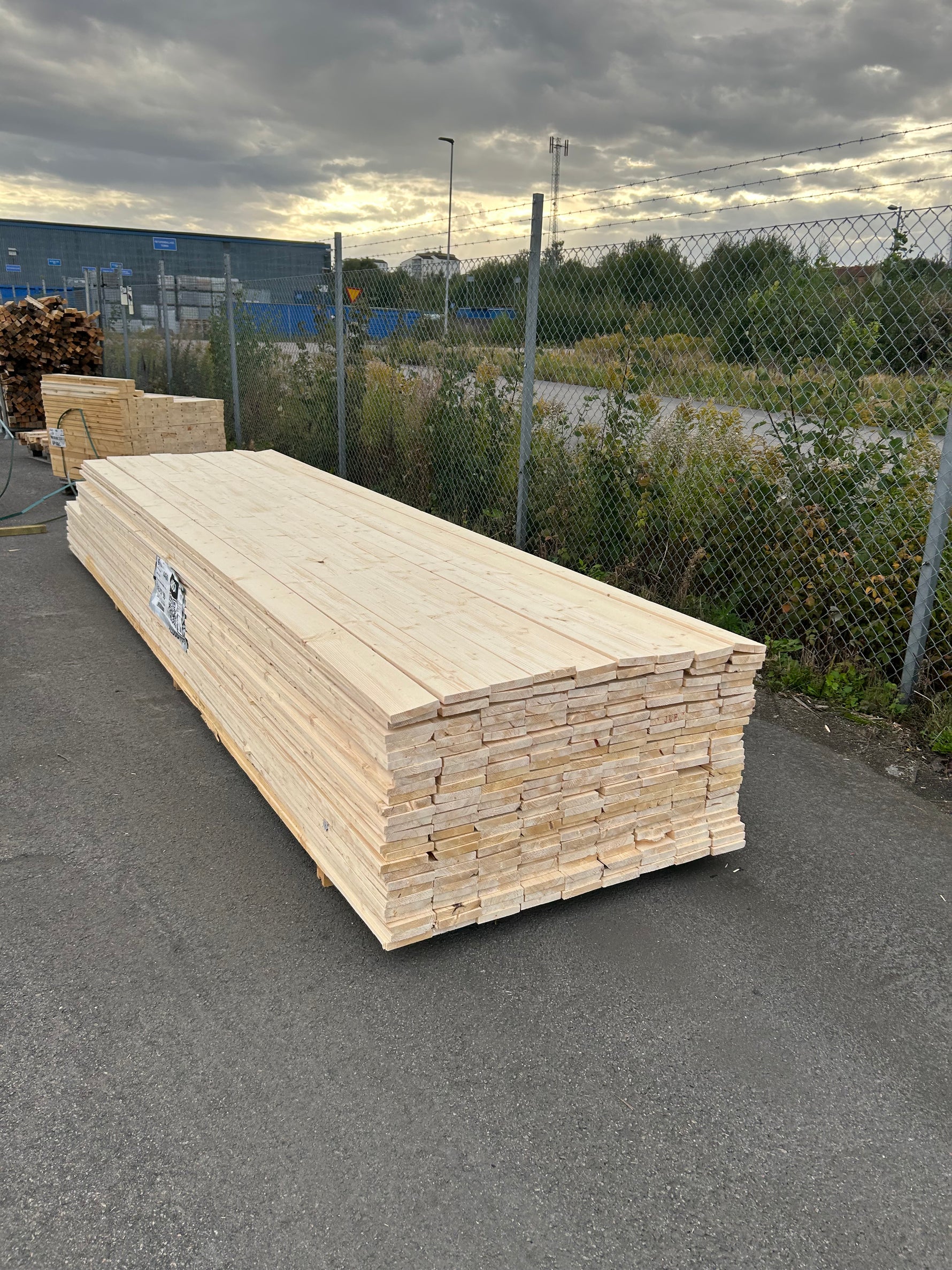 Paket Finsågade Brädor 22x120 mm – 4,20–4,80 m (Andra sortering)