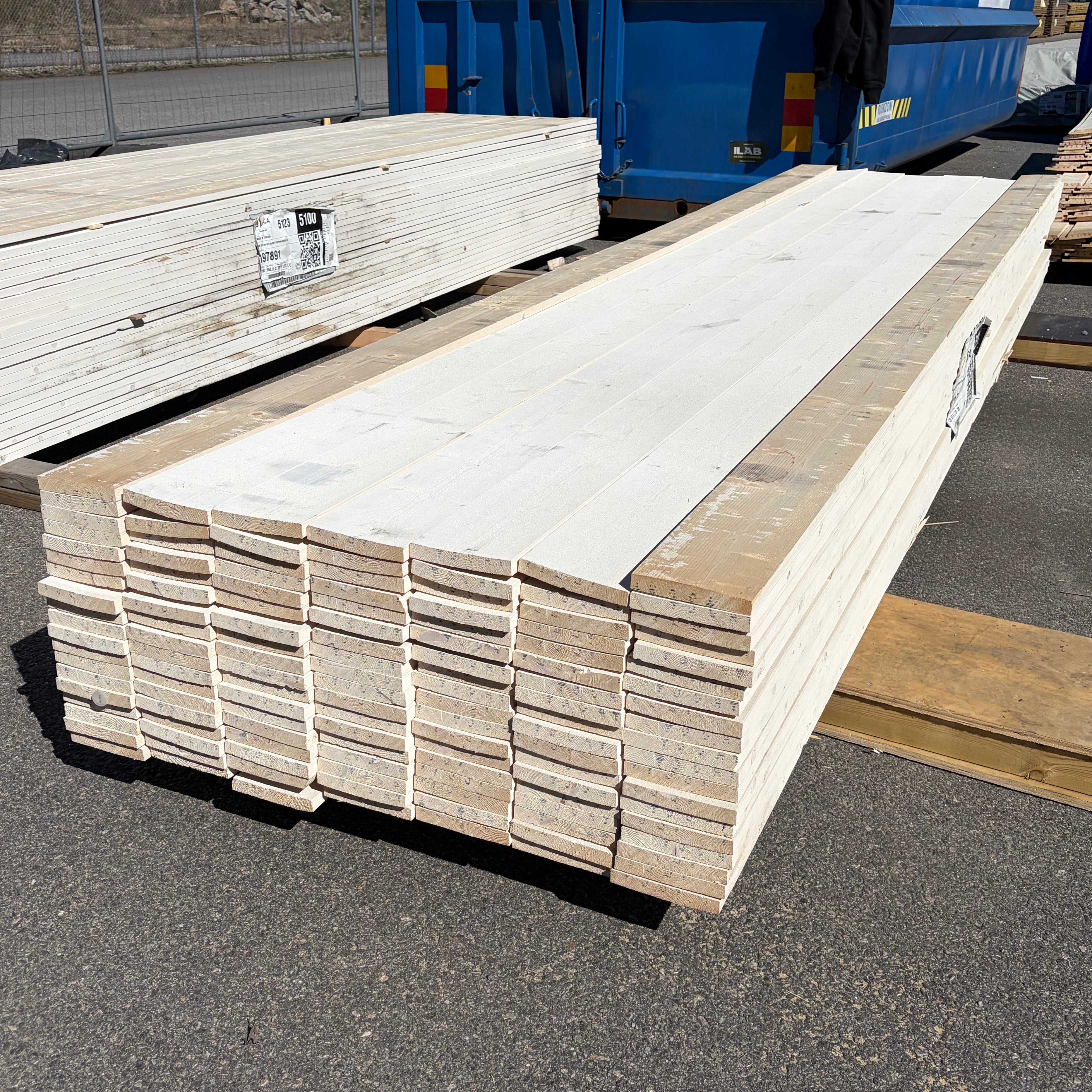 Paket Finsågade Klädselbrädor 22x145mm, 128st 4,2m Grundmålade