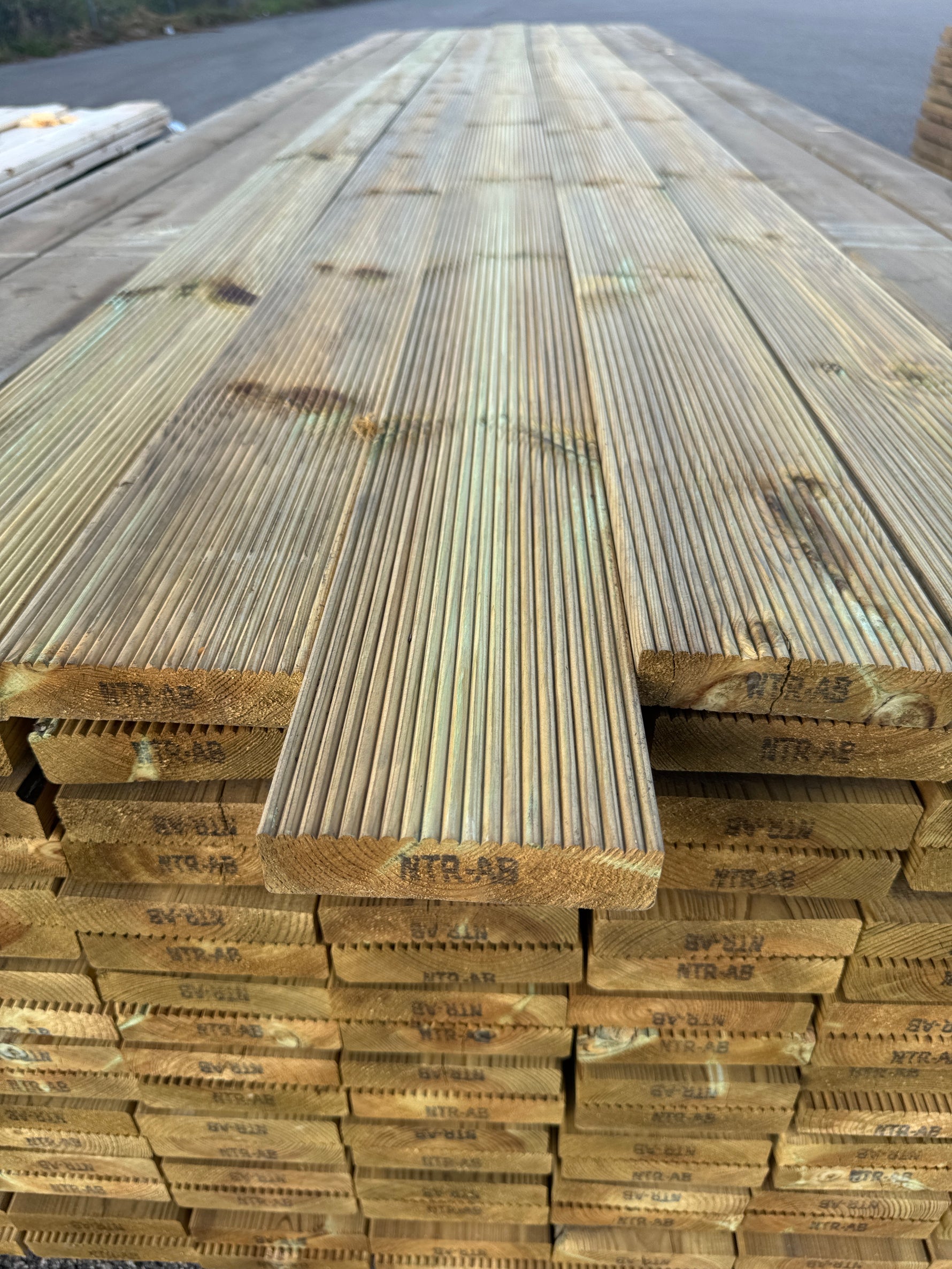 Paket Rillad Trall 28x120 – 144st – 4.20 m – NTR AB A-sortering