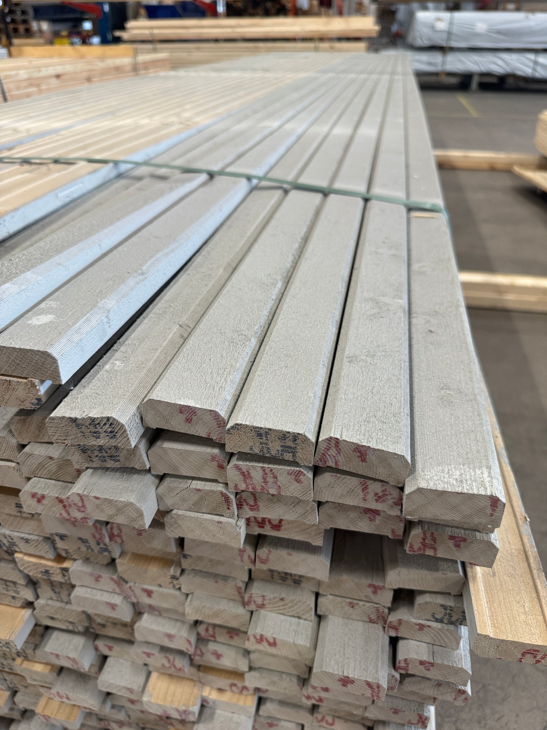 Paket Finsågad Fasadläkt 22x45mm 4,80m – 576 st Grå
