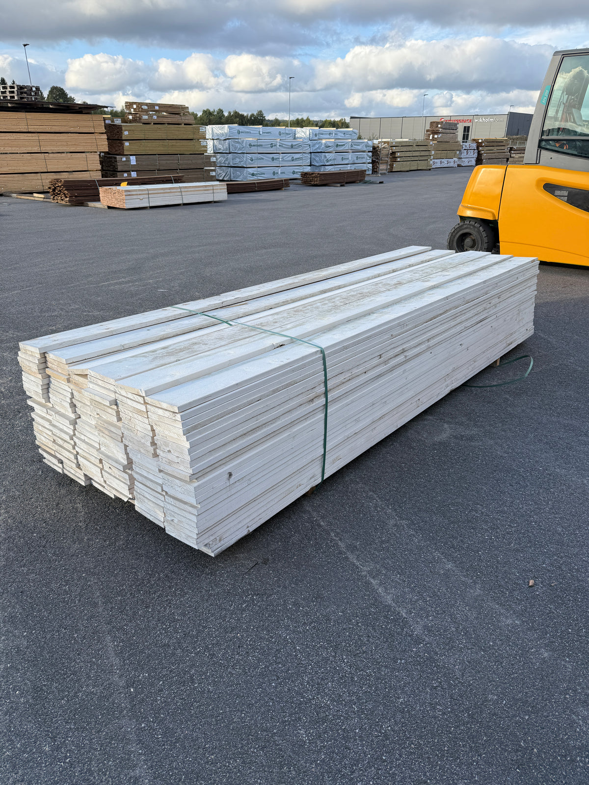 Paket Grundmålade Brädor 22x170mm 3,30m 153st (Fuktskadad)