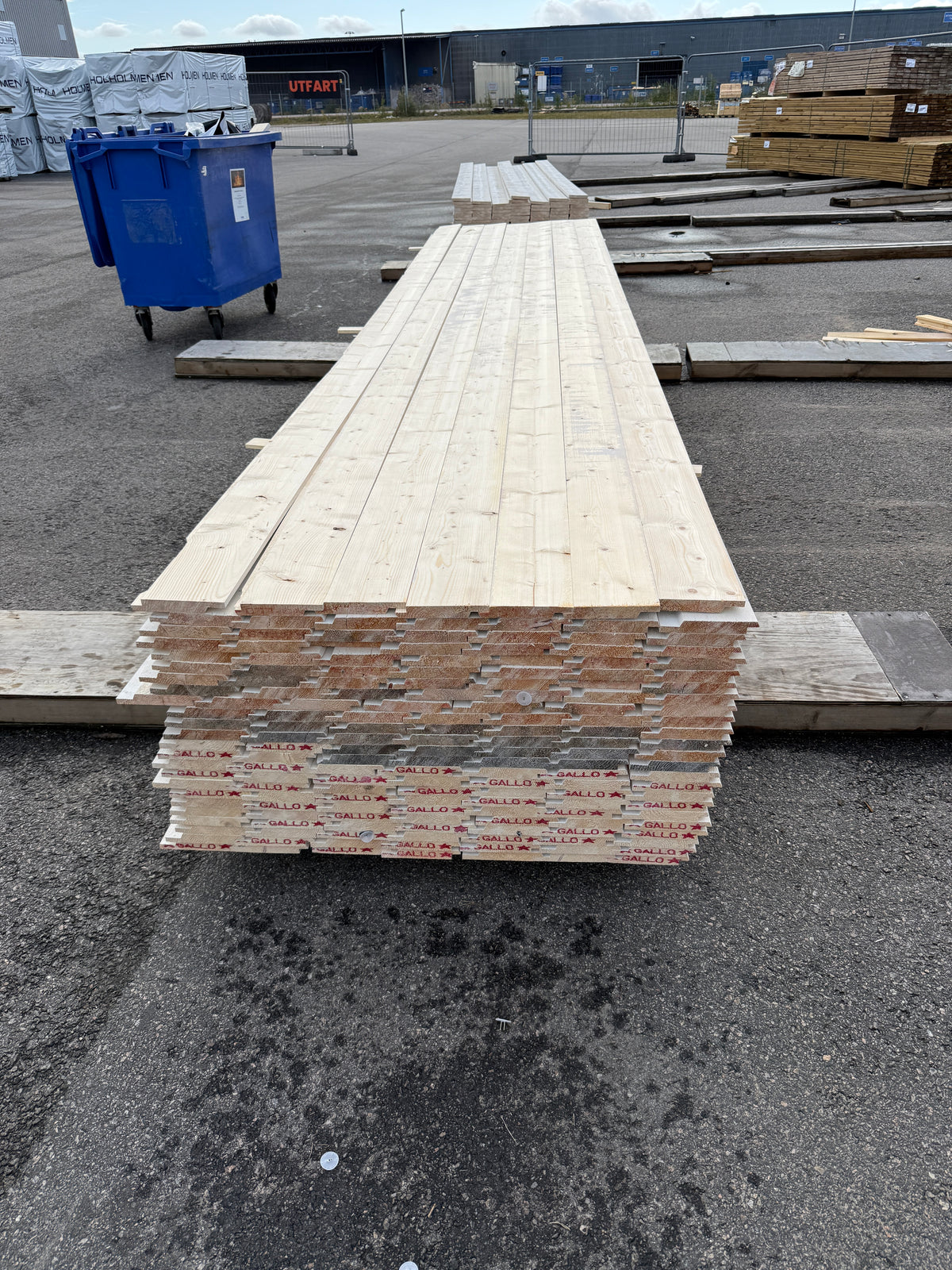 Falsad Spårpanel 22x145mm 4,50m – Grundmålad (Säljs per styck)
